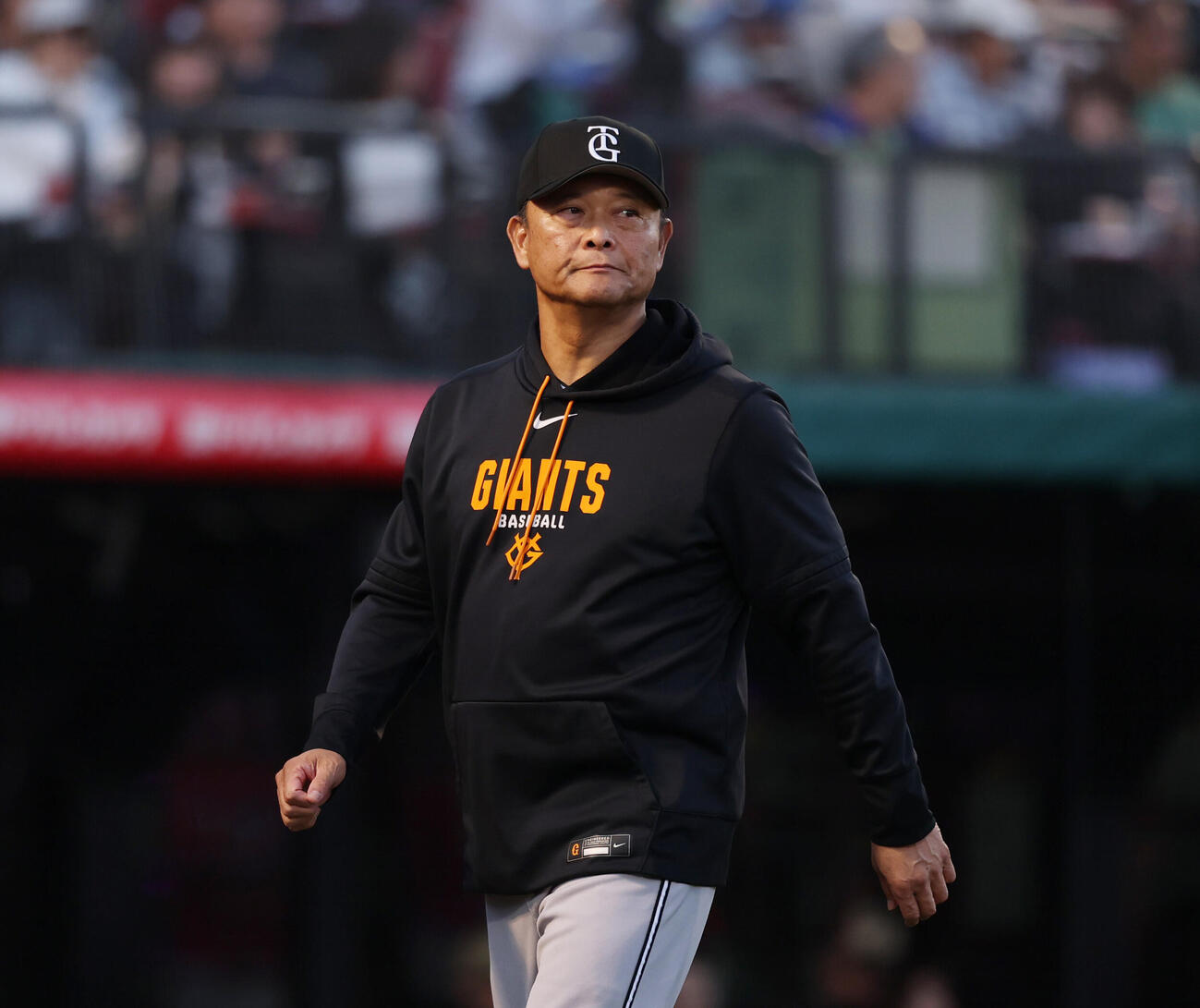 楽天対巨人　3回裏、交代を告げる橋上秀樹監督代行（撮影・増田悦実）