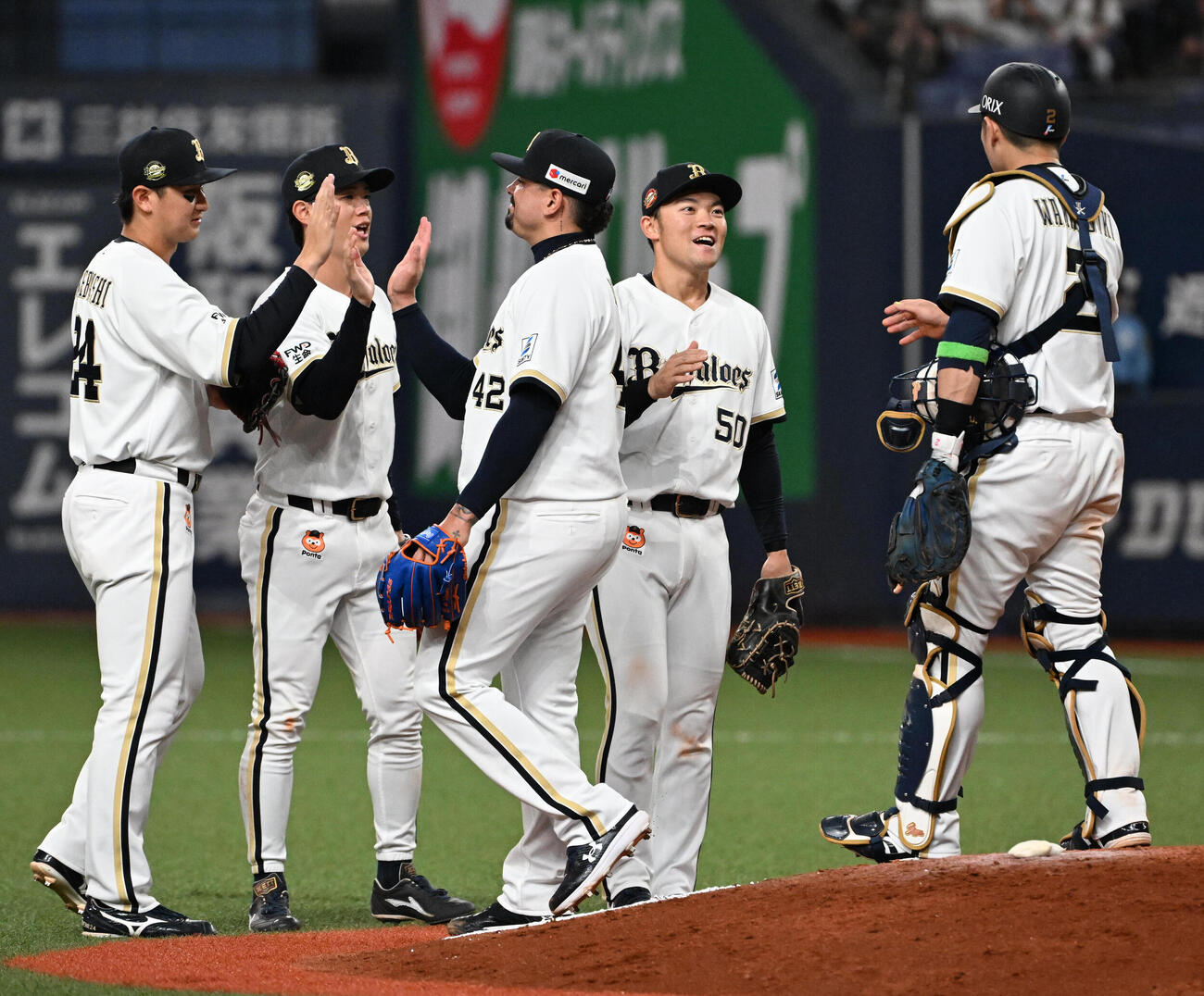 オリックス対ヤクルト　ヤクルトに勝利し喜ぶオリックスナイン（撮影・石井愛子）