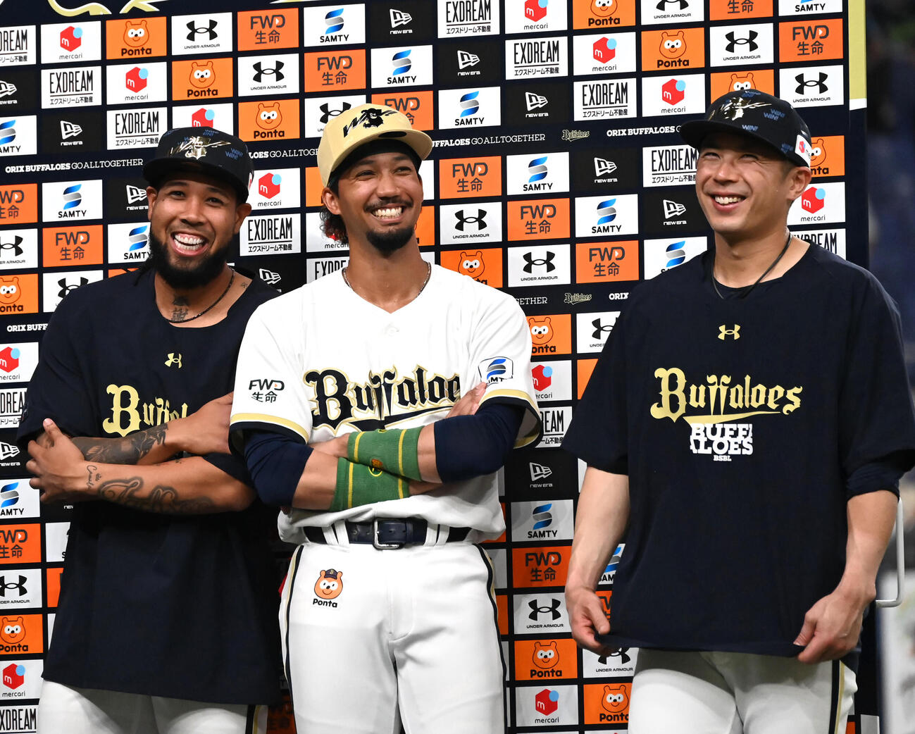 オリックス対ヤクルト　ヒーローインタビューを受ける（左から）アンダーソン・エスピノーザ、宗佑磨、若月健矢（撮影・石井愛子）
