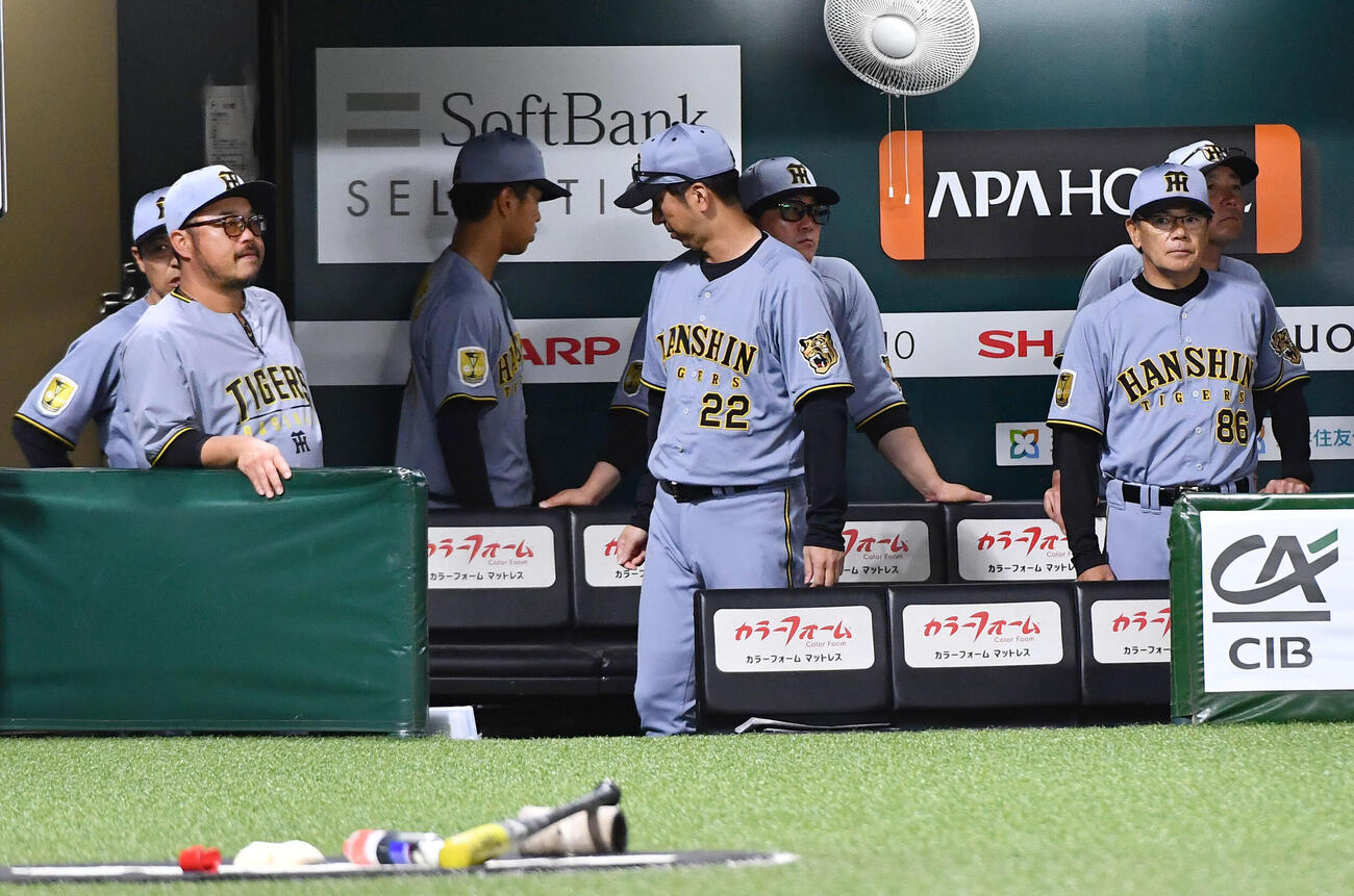 ソフトバンク対阪神　ソフトバンクに3連敗し、肩を落として引き揚げる藤川球児監督（中央）（撮影・岩下翔太）