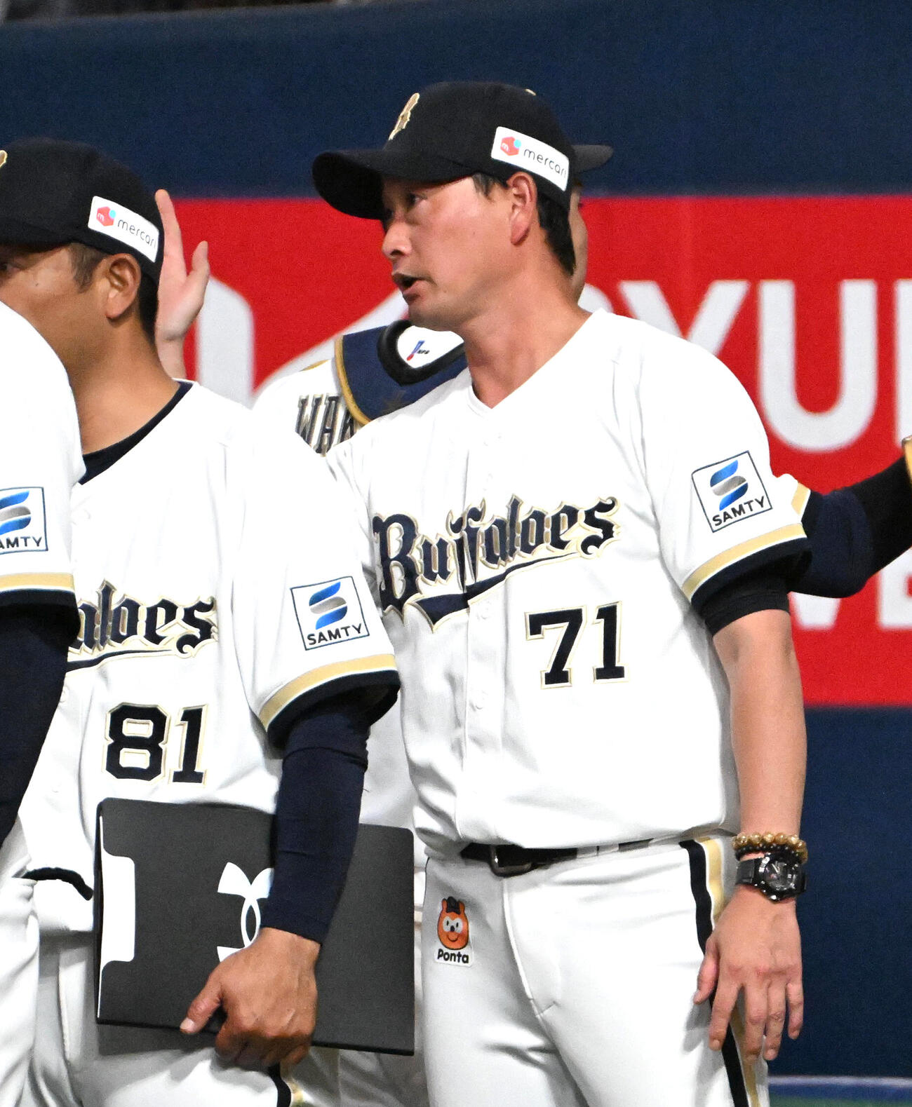 オリックス対ヤクルト　ヤクルトに勝利しナインを迎えるオリックス岸田護監督（撮影・石井愛子）