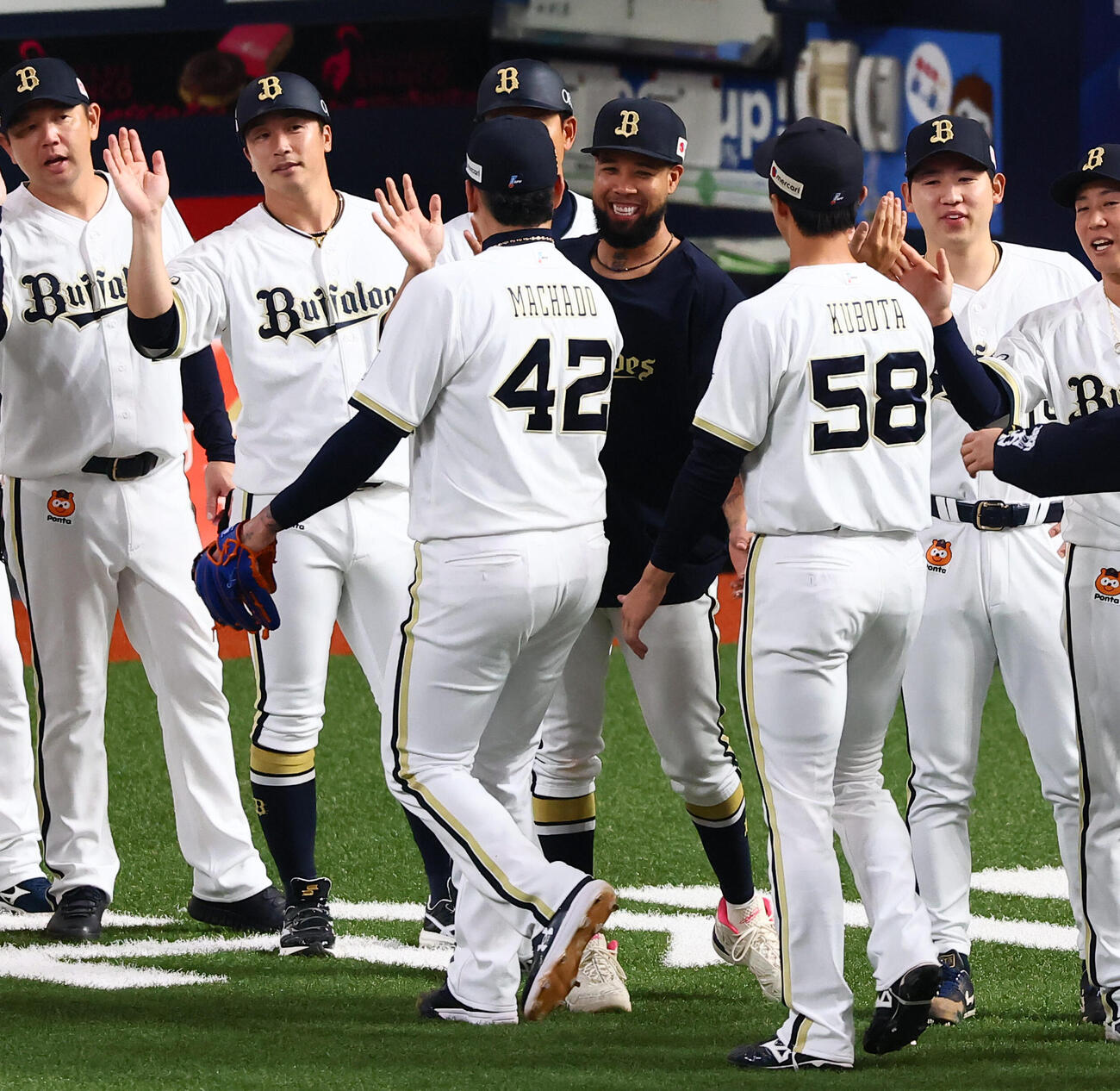 オリックス対ヤクルト　ヤクルトに勝利しナインを迎えるオリックスのアンダーソン・エスピノーザ（撮影・加藤哉）
