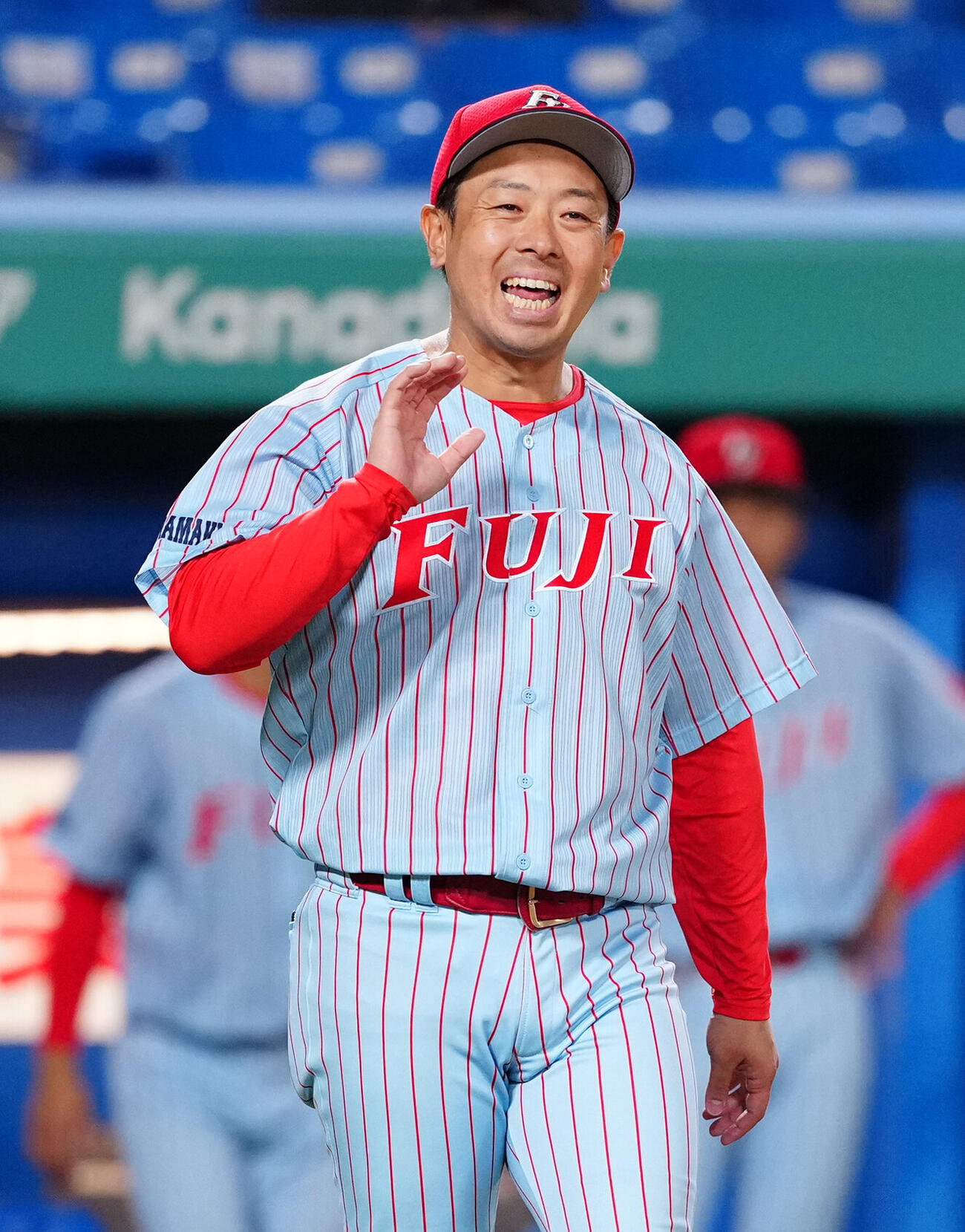 全日本大学野球選手権　準々決勝　富士大対国学院大　7回裏、球審に確認する富士大・安田慎太郎監督（撮影・江口和貴）