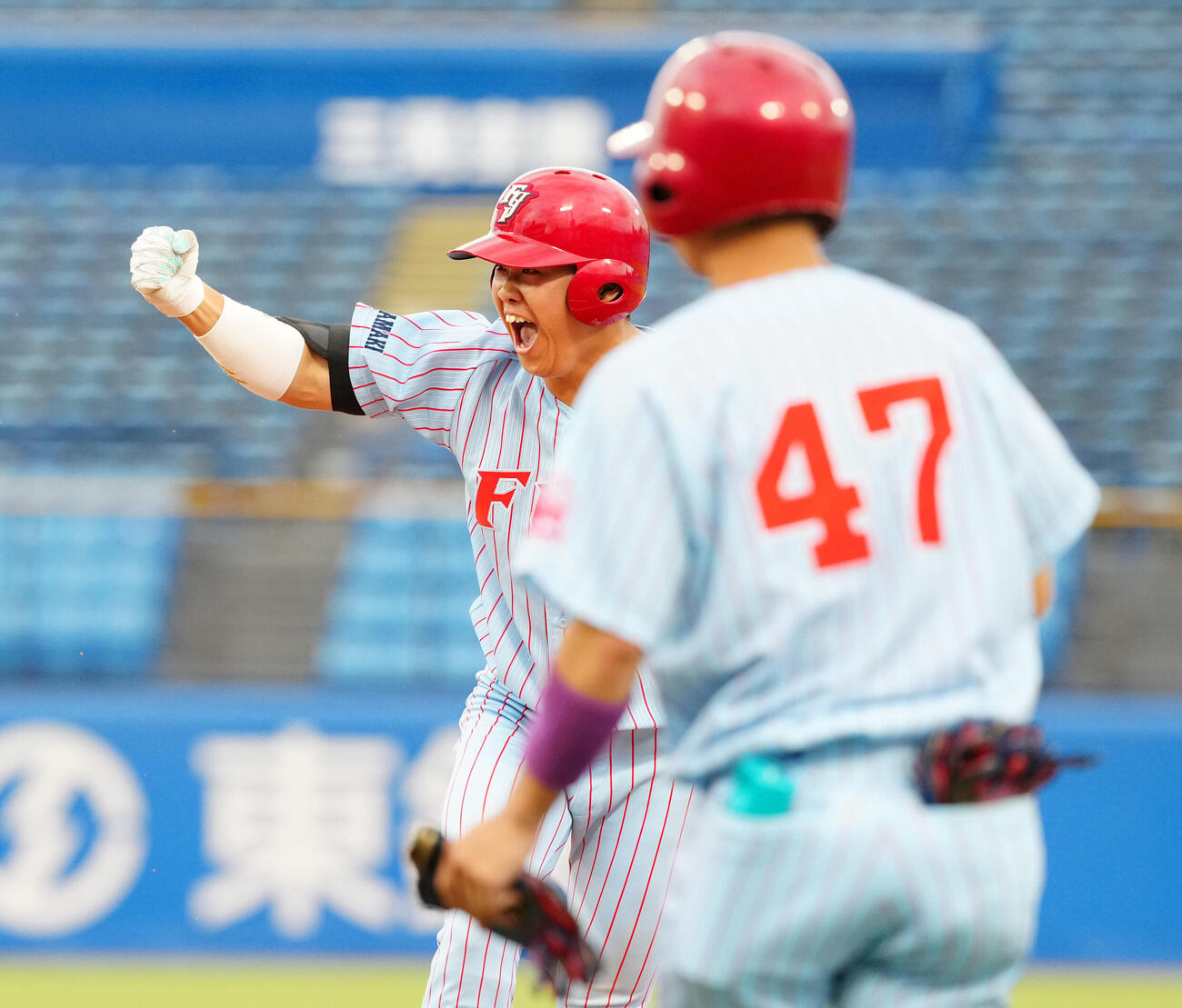 全日本大学野球選手権　準々決勝　富士大対国学院大　2回表富士大2死一、三塁、適時打を放ちガッツポーズの松谷徹平（撮影・江口和貴）