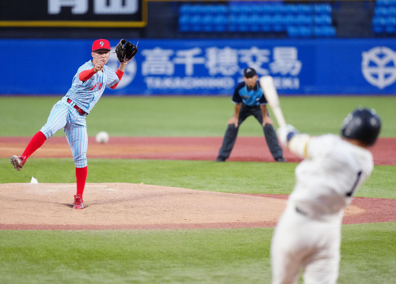 全日本大学野球選手権　準々決勝　富士大対国学院大　5回裏国学院大1死一、三塁、赤堀颯（手前）に適時打を浴びる角田楓斗（撮影・江口和貴）