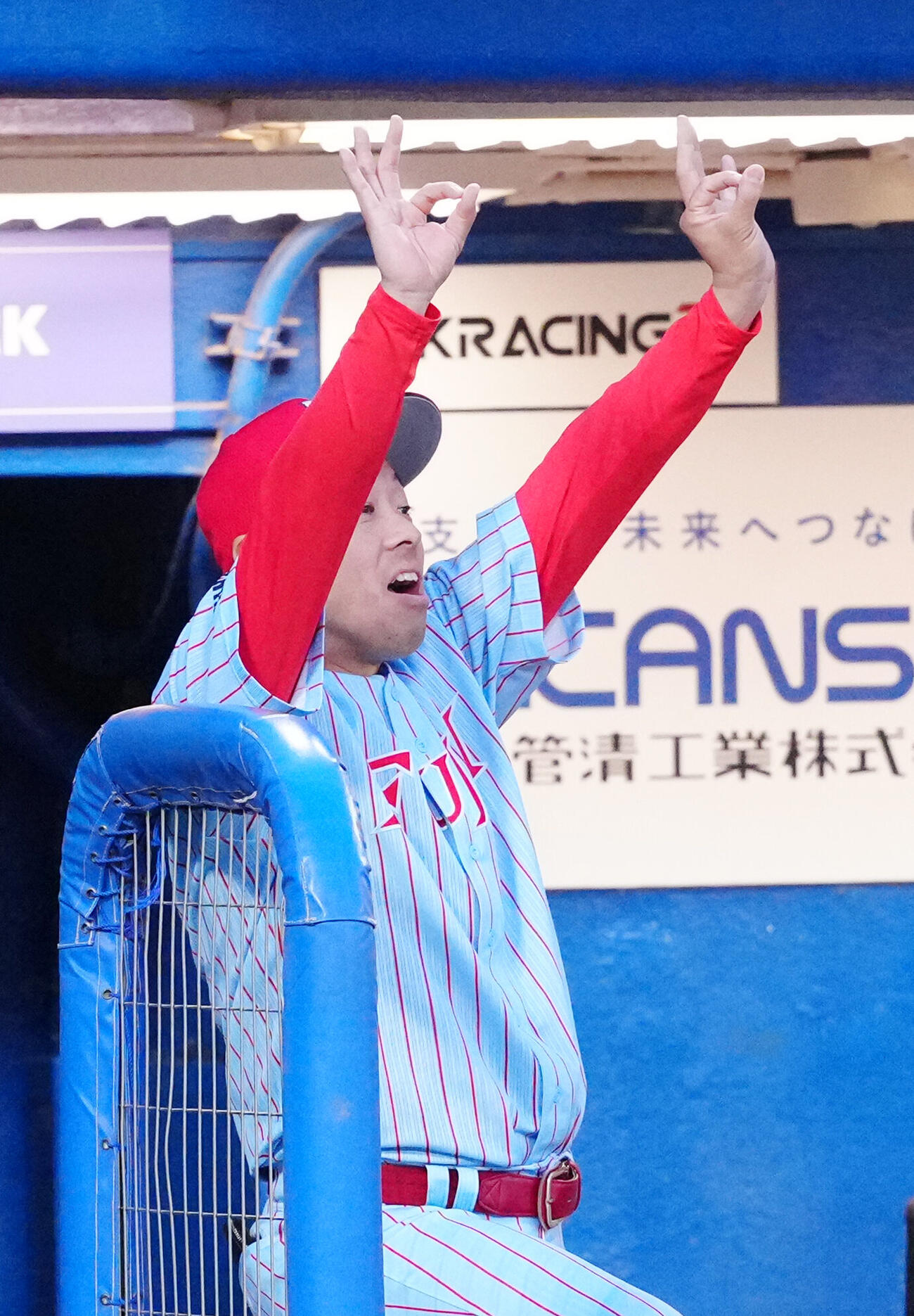 全日本大学野球選手権　準々決勝　富士大対国学院大　5回裏、指示を出す富士大・安田慎太郎監督（撮影・江口和貴）