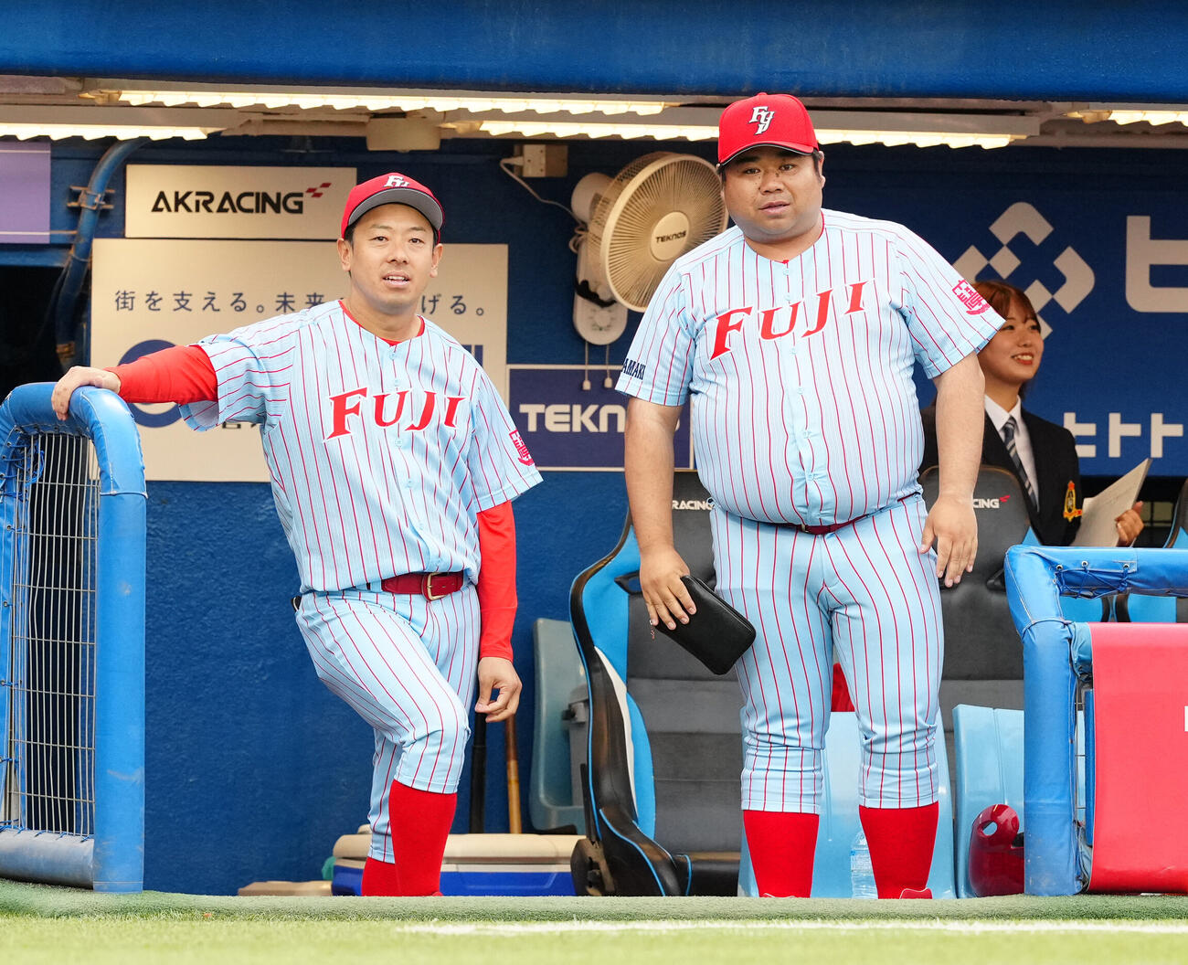 全日本大学野球選手権　準々決勝　富士大対国学院大　2回表、ベンチから戦況を見つめる富士大・安田慎太郎監督（左）と沼田雄輝コーチ（撮影・江口和貴）