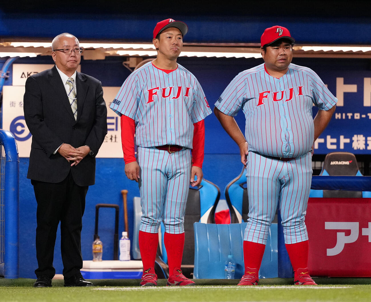 全日本大学野球選手権　準々決勝　富士大対国学院大　試合後、厳しい表情で整列する富士大・安田慎太郎監督（中央）ら（撮影・江口和貴）