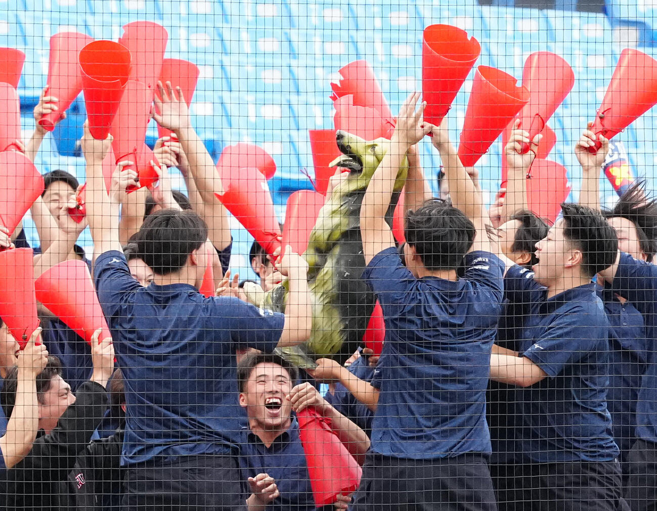 全日本大学野球選手権　準々決勝　富士大対国学院大　2回表、先制でチームの守り神である犬の置物を手に歓喜する富士大の応援団（撮影・江口和貴）