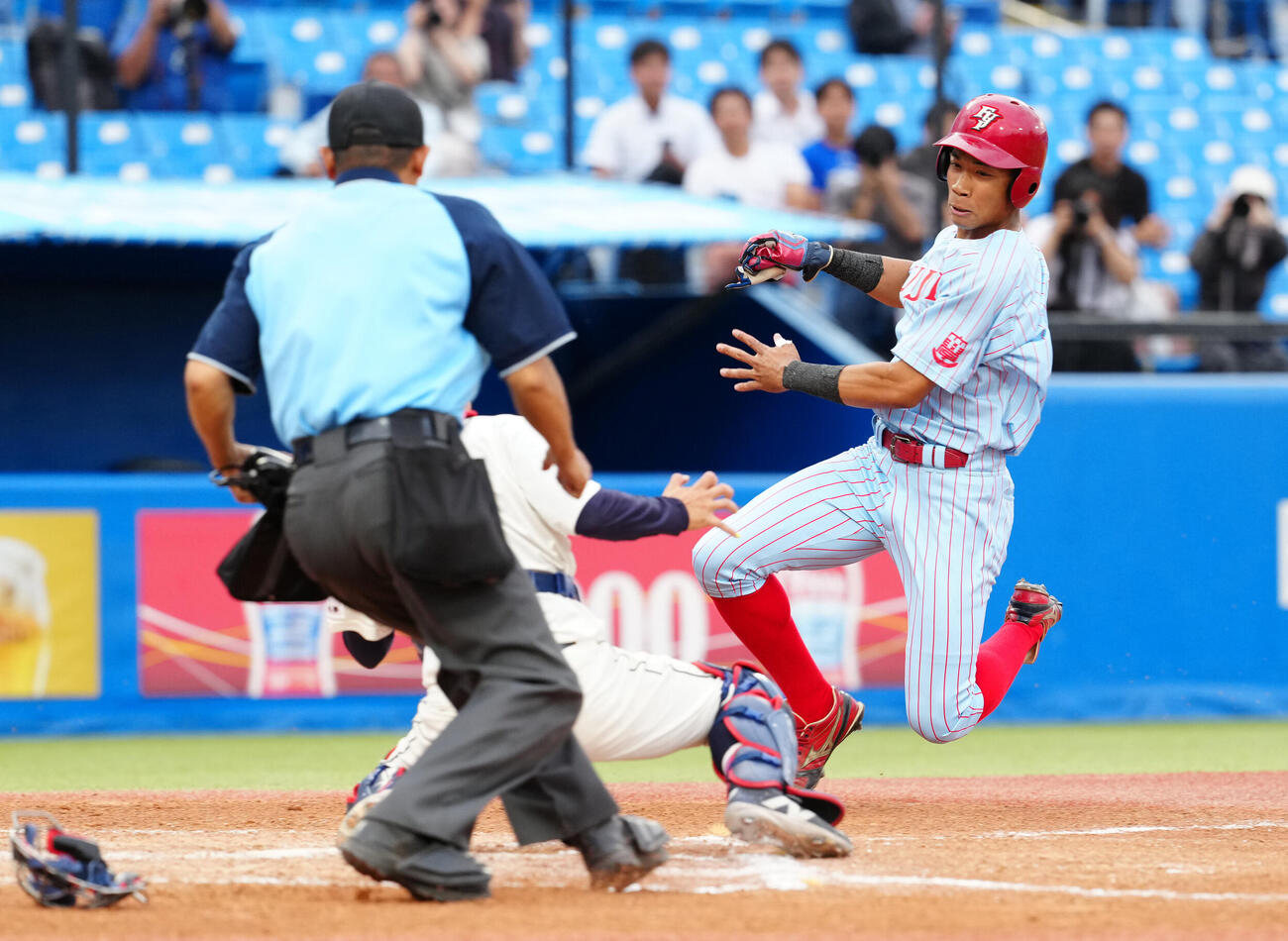 全日本大学野球選手権　準々決勝　富士大対国学院大　2回表富士大1死二塁、高橋昇聖の先制適時打で生還するウメビンユオ・チネード優（右）（撮影・江口和貴）