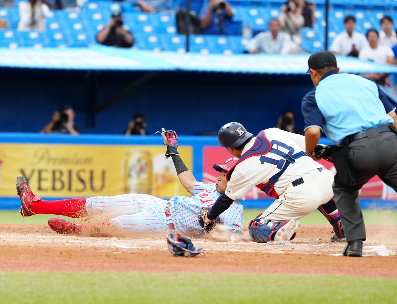 全日本大学野球選手権　準々決勝　富士大対国学院大　2回表富士大1死二塁、高橋昇聖の先制適時打で生還するウメビンユオ・チネード優（左）（撮影・江口和貴）