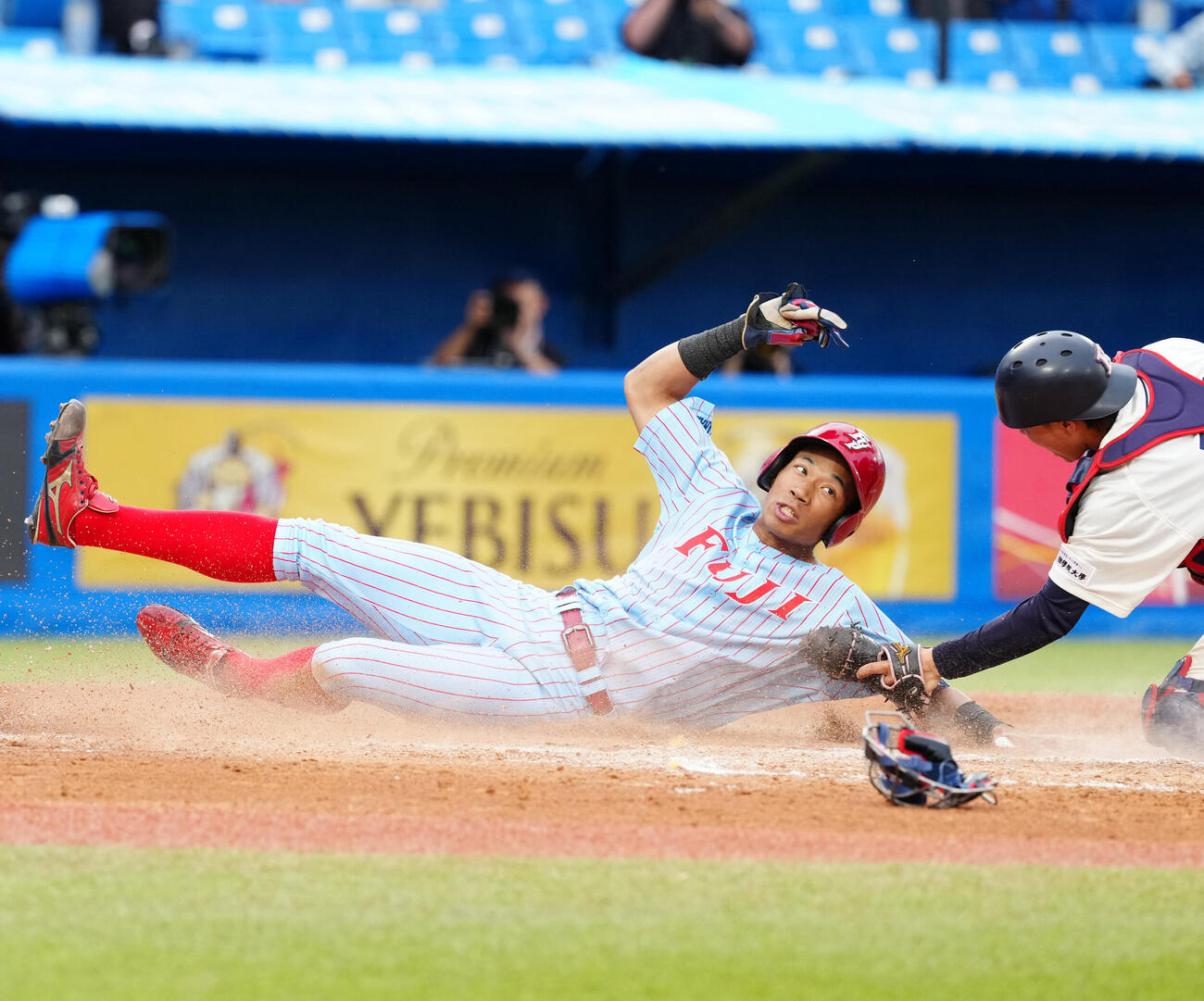 全日本大学野球選手権　準々決勝　富士大対国学院大　2回表富士大1死二塁、高橋昇聖の先制適時打で生還するウメビンユオ・チネード優（左）（撮影・江口和貴）