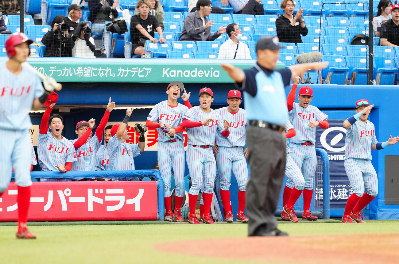 全日本大学野球選手権　準々決勝　富士大対国学院大　2回表、リプレー検証後、判定変わらず、喜ぶ富士大の選手たち（撮影・江口和貴）