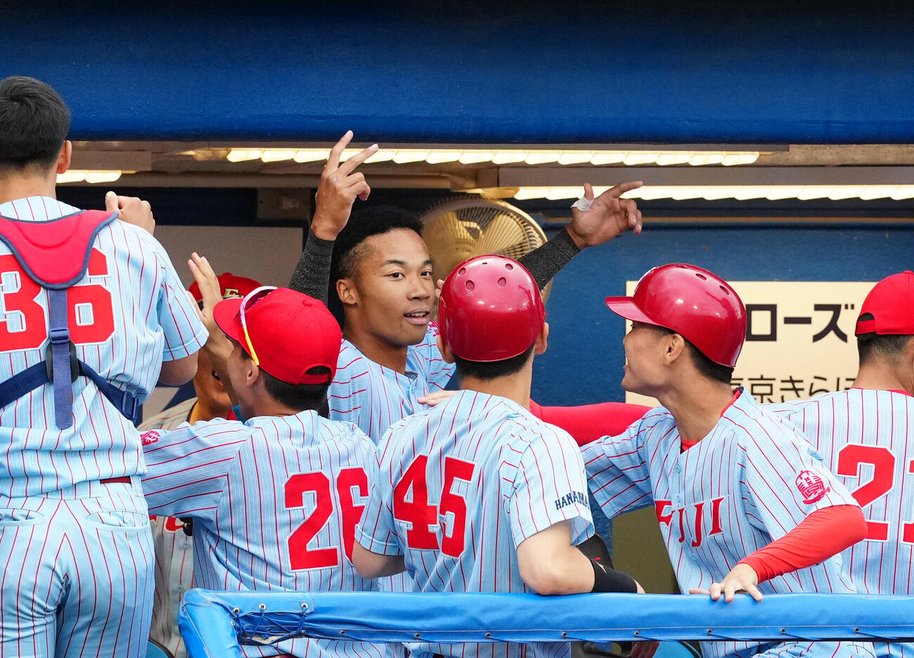 全日本大学野球選手権　準々決勝　富士大対国学院大　2回表、リプレー検証後、判定変わらず、喜ぶウメビンユオ・チネード優（中央）ら富士大の選手たち（撮影・江口和貴）