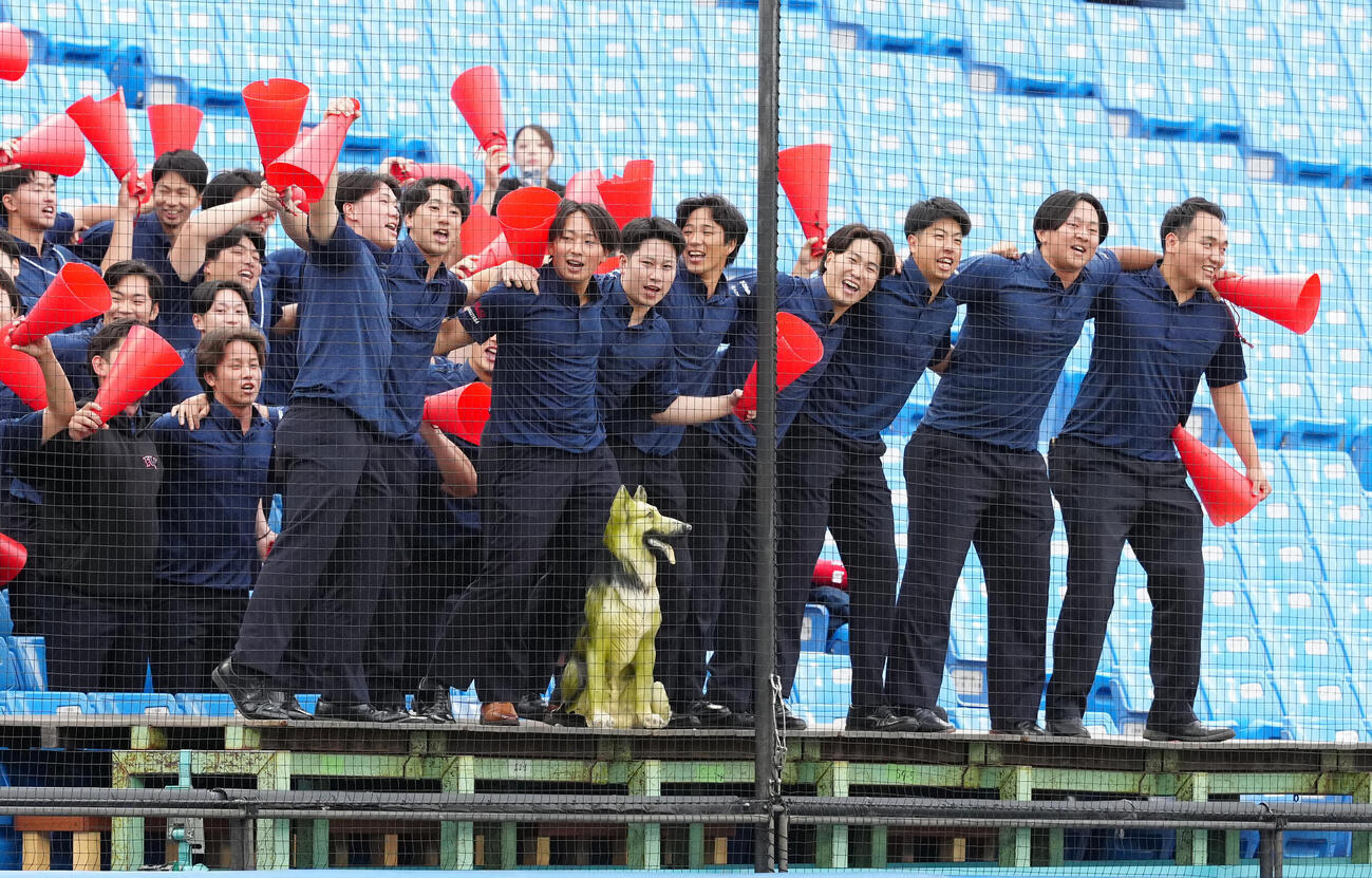 全日本大学野球選手権　準々決勝　富士大対国学院大　2回表、先制でチームの守り神である犬の置物と一緒に喜ぶ富士大の応援団（撮影・江口和貴）