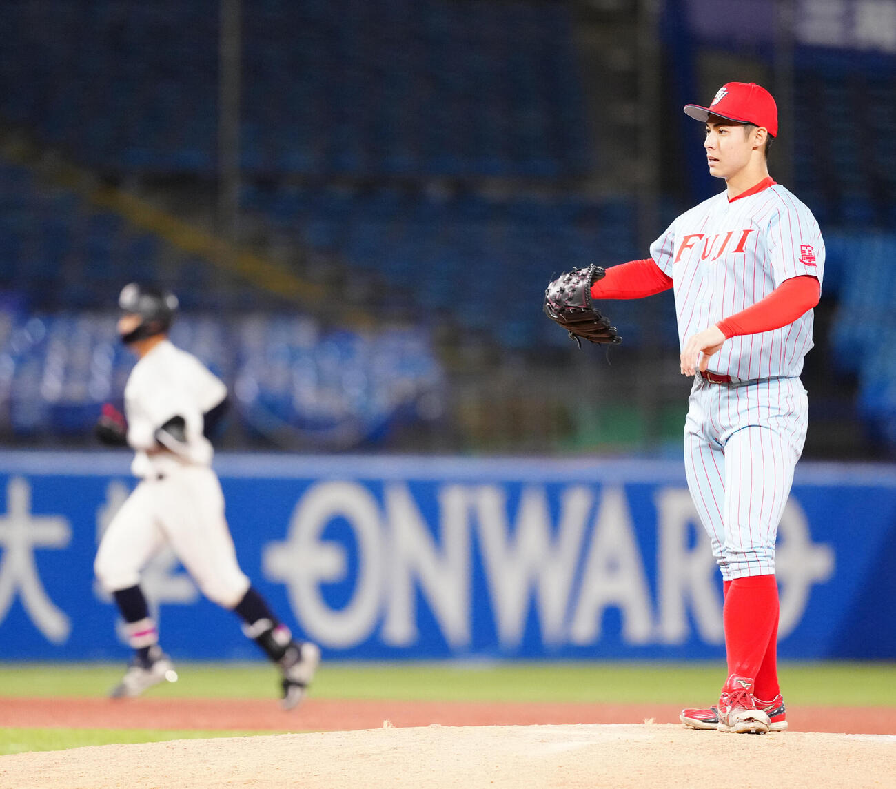 全日本大学野球選手権　準々決勝　富士大対国学院大　8回裏国学院大1死一塁、石野蓮授（左）に2点本塁打を浴びた古堅鈴之輔（撮影・江口和貴）