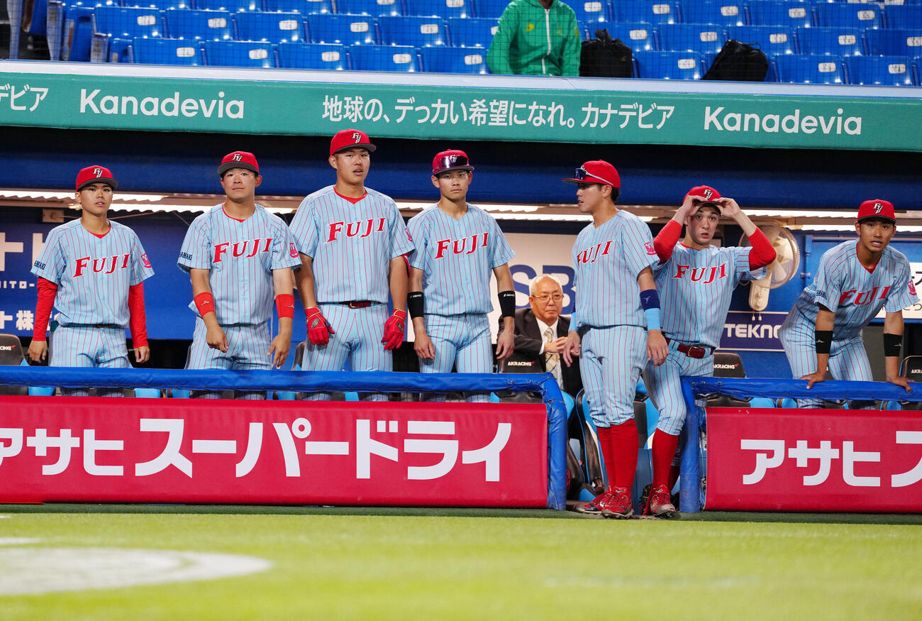 全日本大学野球選手権　準々決勝　富士大対国学院大　8回裏国学院大1死一塁、古堅鈴之輔が石野蓮授に2点本塁打を浴び、ベンチで厳しい表情の選手たち（撮影・江口和貴）