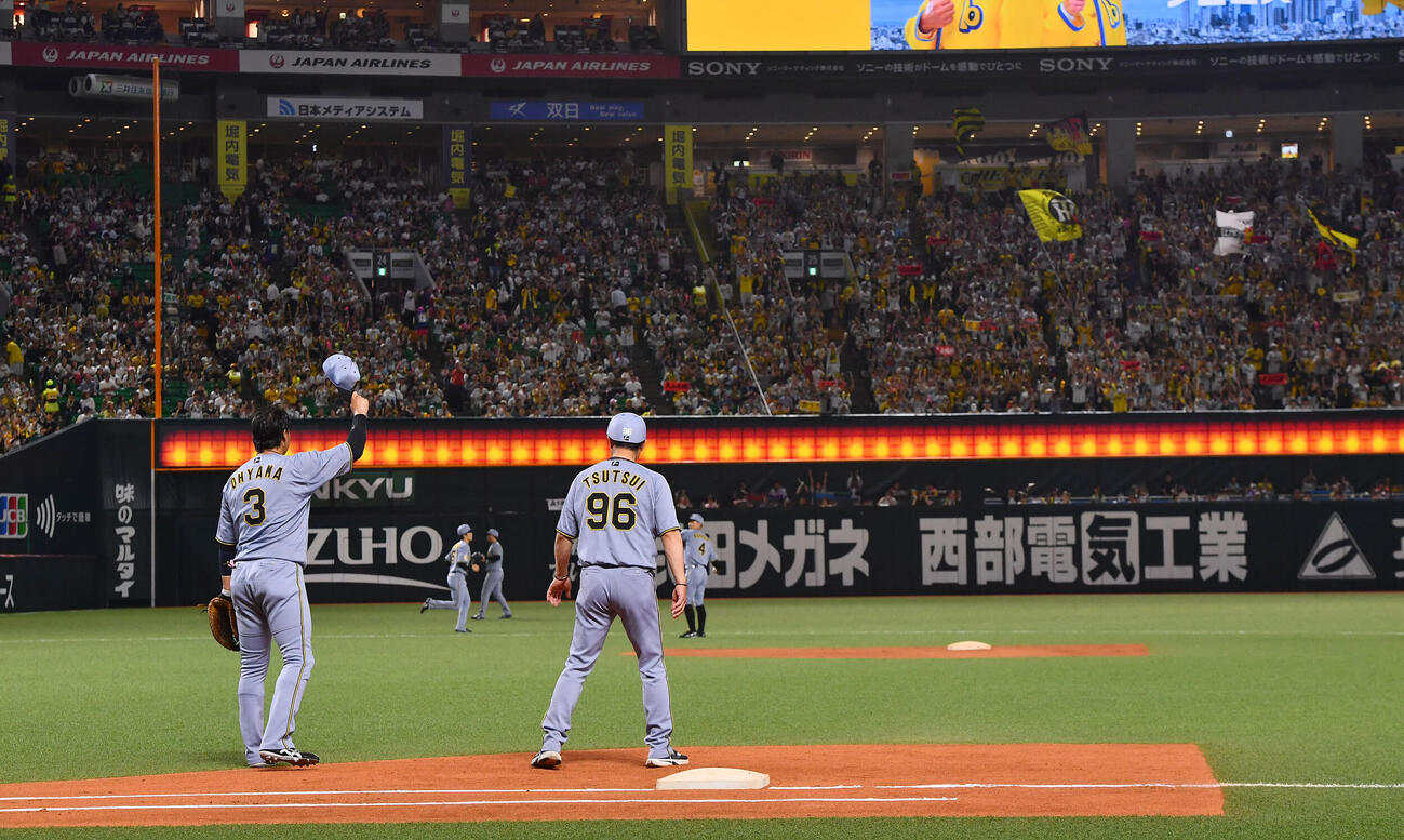 ソフトバンク対阪神　4回表終了後、先制本塁打を放った大山悠輔（左）は一塁の守備につき、ファンの声援に一礼する（撮影・岩下翔太）