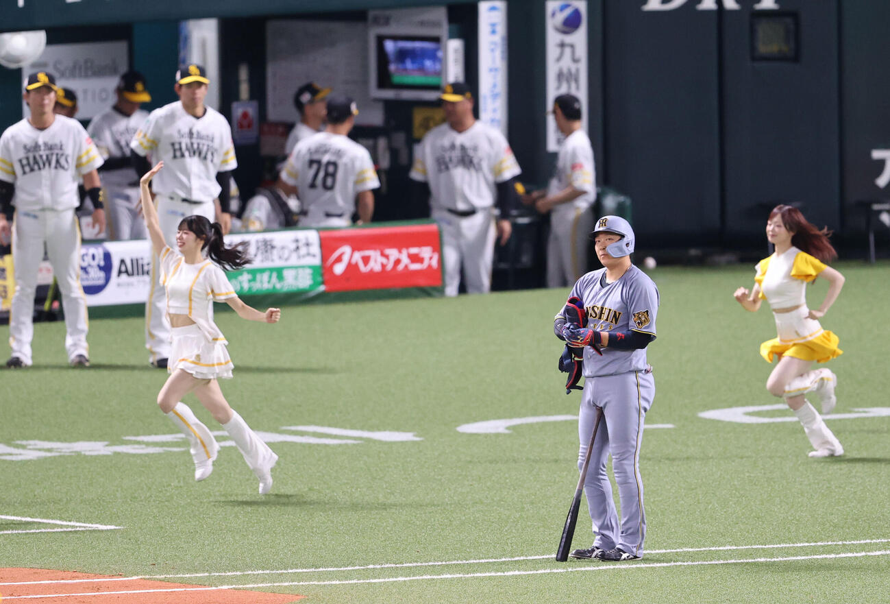 ソフトバンク対阪神　7回表阪神2死満塁、大山悠輔は空振りの三振に終わり振り逃げを試みるがアウト（撮影・梅根麻紀）