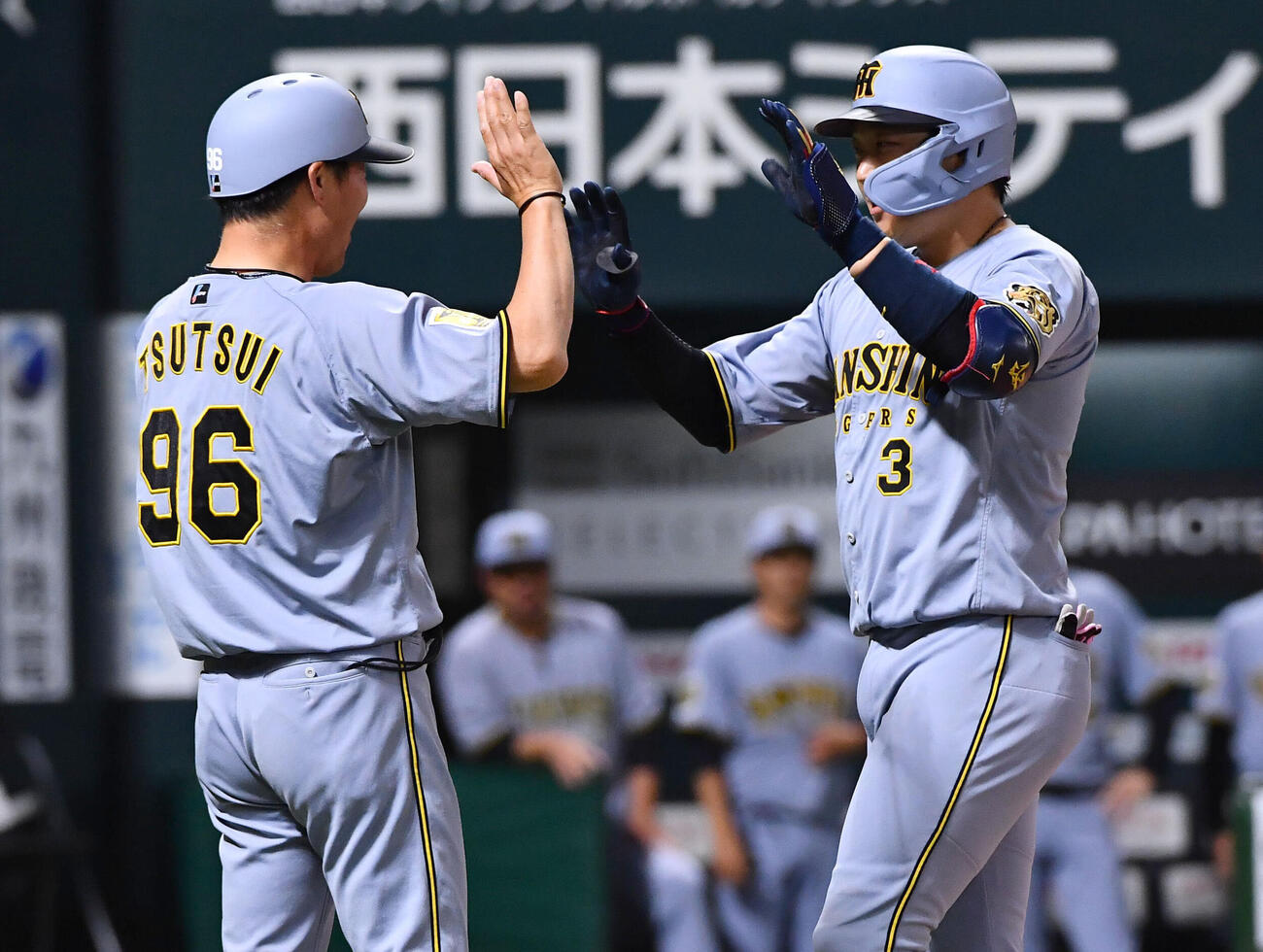ソフトバンク対阪神　4回表阪神2死、先制の右越え本塁打を放ち、筒井壮外野守備兼走塁チーフコーチとタッチを交わす大山悠輔（撮影・岩下翔太）