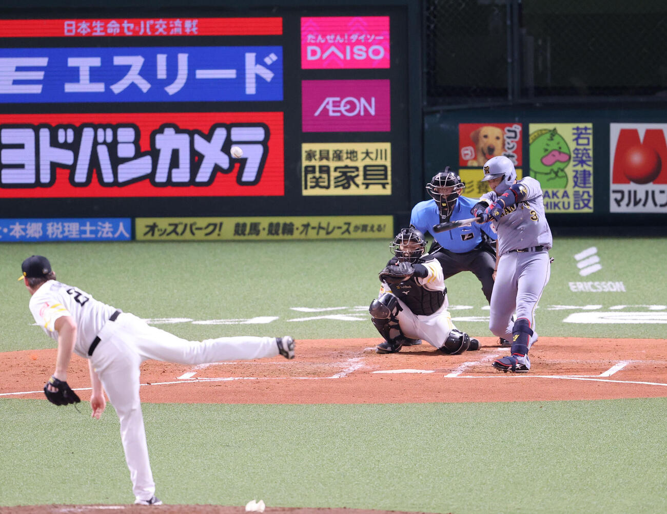 ソフトバンク対阪神　4回表阪神2死、大山悠輔は右越えに先制本塁打を放つ（撮影・梅根麻紀）