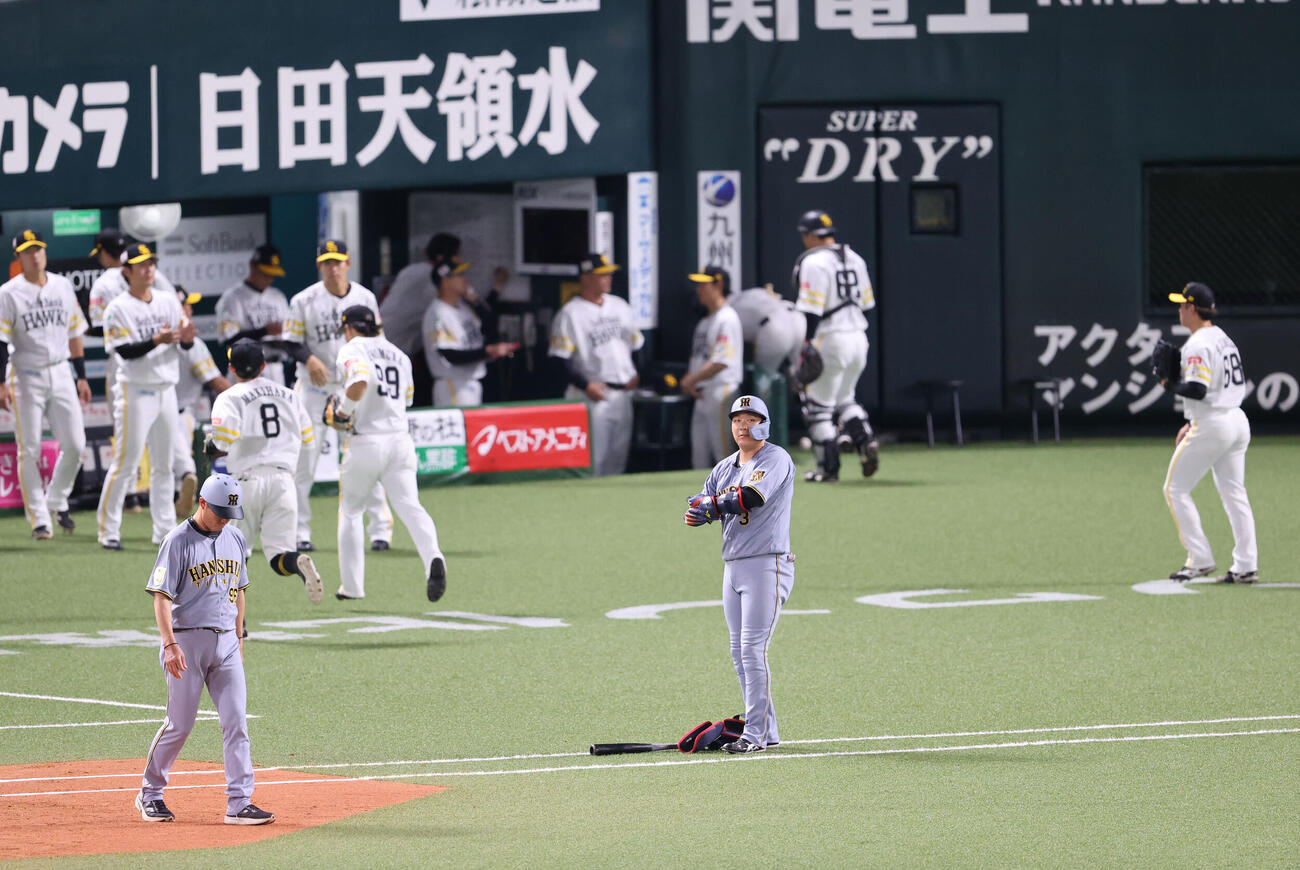 ソフトバンク対阪神　7回表阪神2死満塁、大山悠輔は空振りの三振に終わり振り逃げを試みるがアウト（撮影・梅根麻紀）
