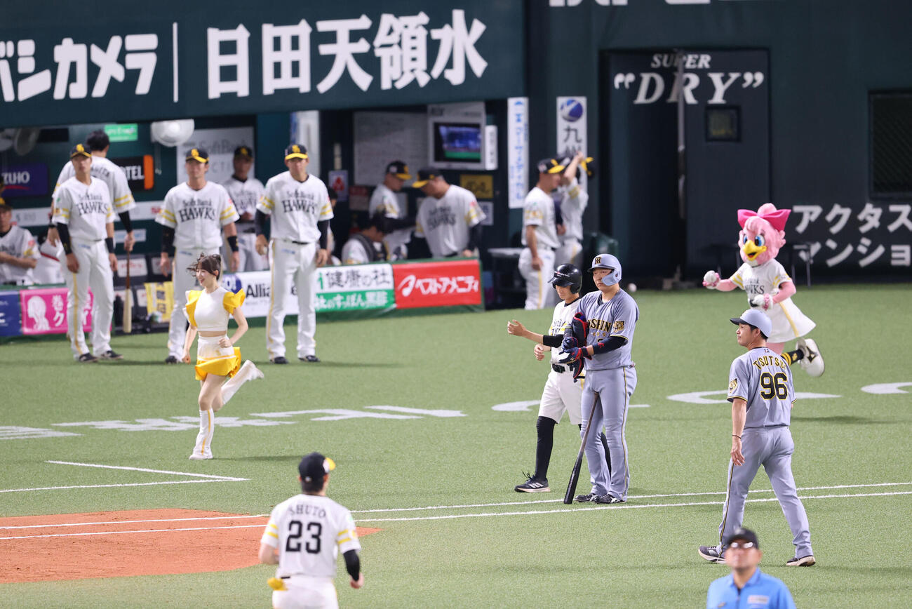 ソフトバンク対阪神　7回表阪神2死満塁、大山悠輔は空振りの三振に終わり振り逃げを試みるがアウト（撮影・梅根麻紀）