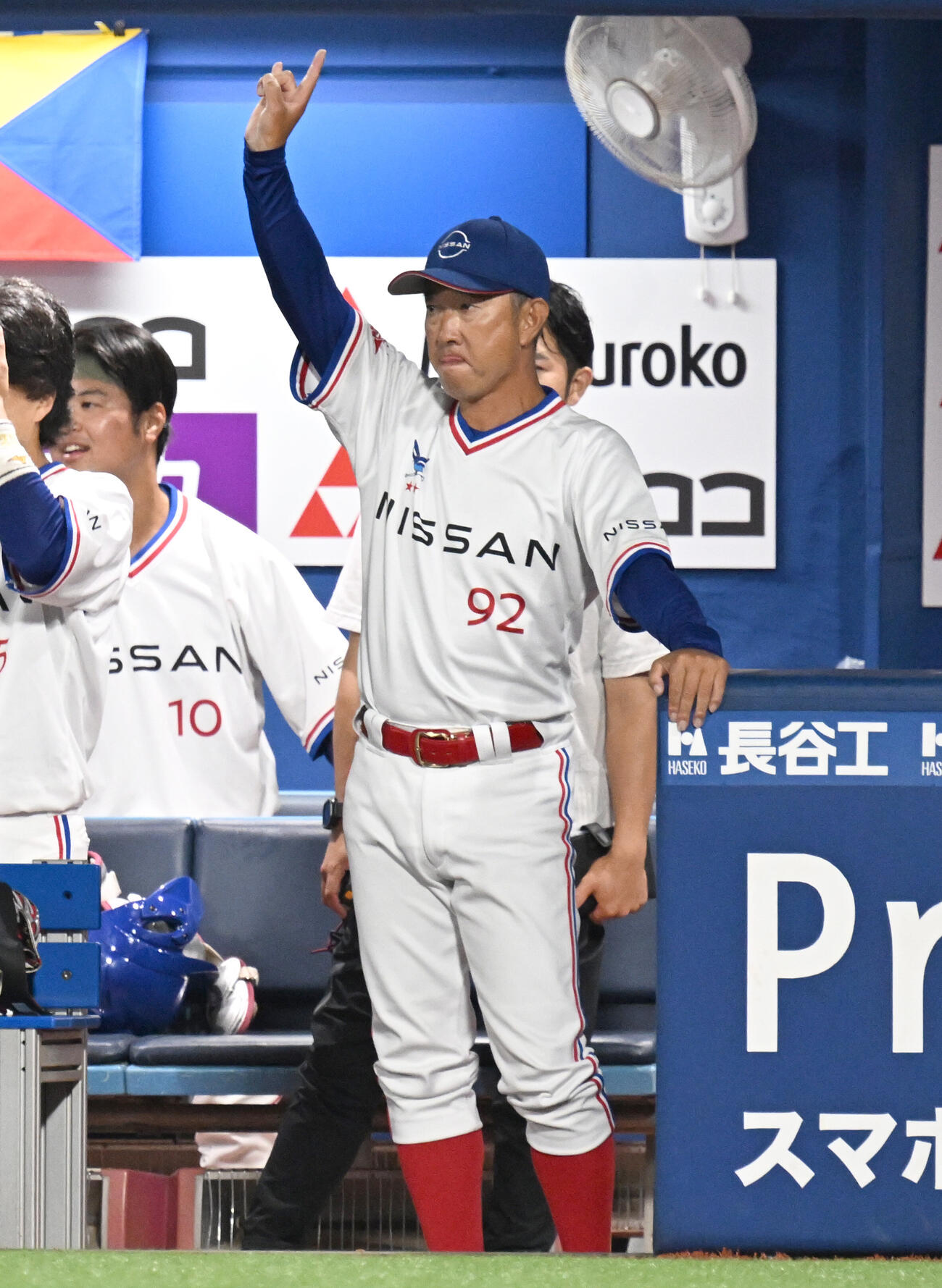 6回、ベンチから指示を出す日産・伊藤祐樹監督（撮影・千葉一成）