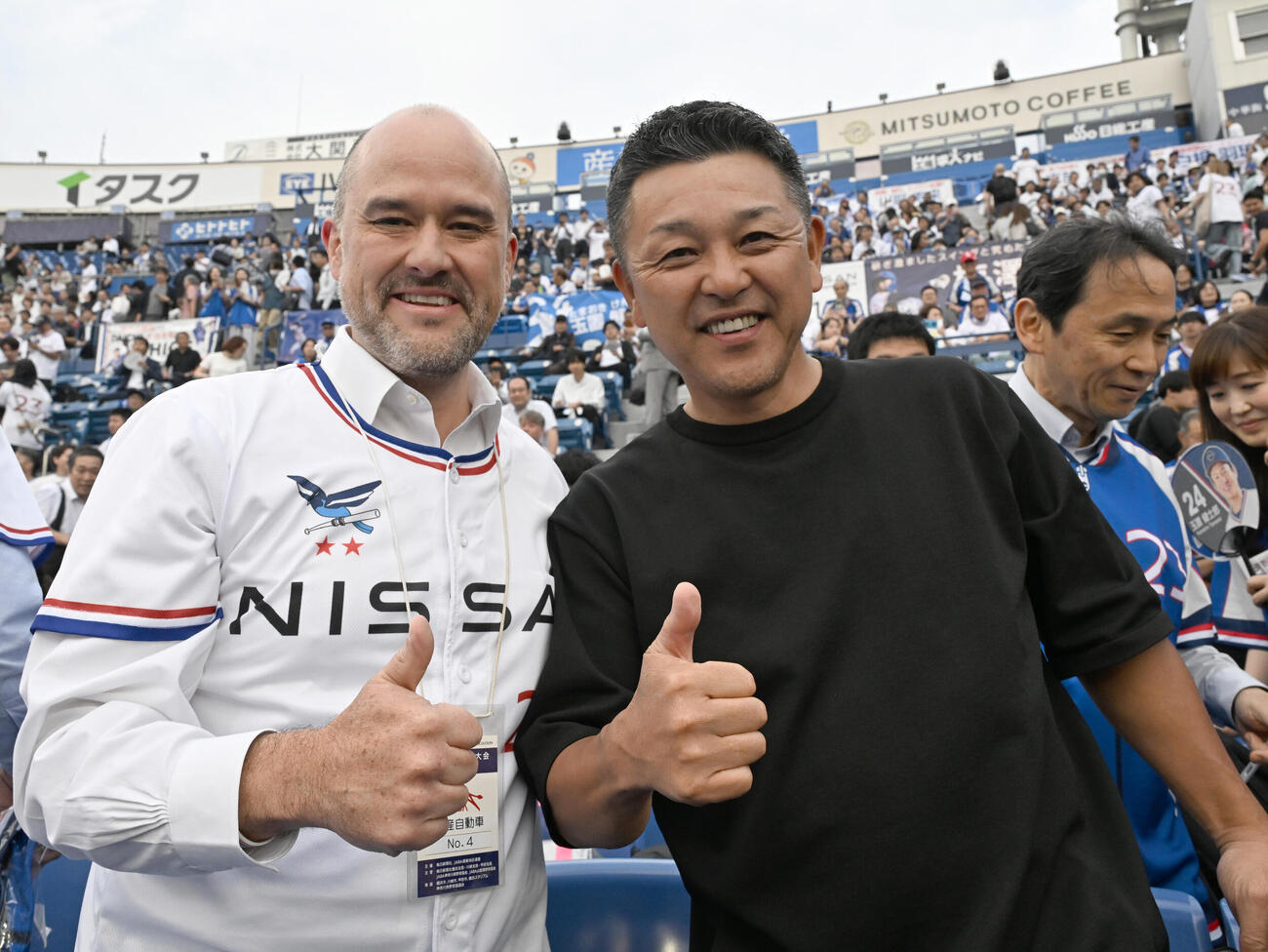 応援に駆けつけた日産自動車エスピノーサ社長（左）と谷繁元信氏（撮影・千葉一成）