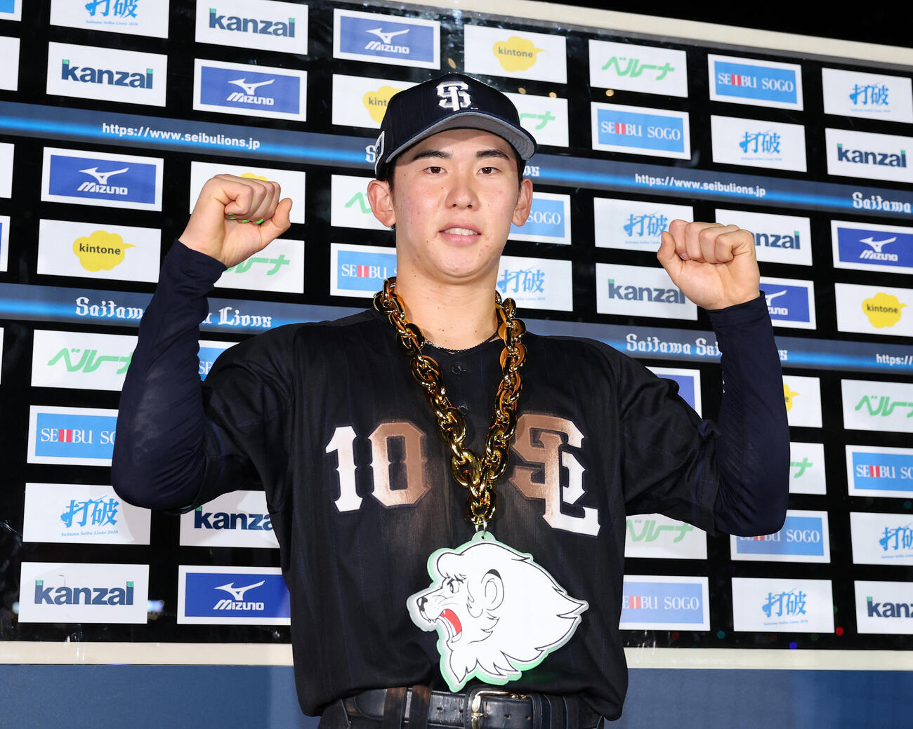 西武対広島　お立ち台でガッツポーズする西武小島大河（撮影・鈴木正人）