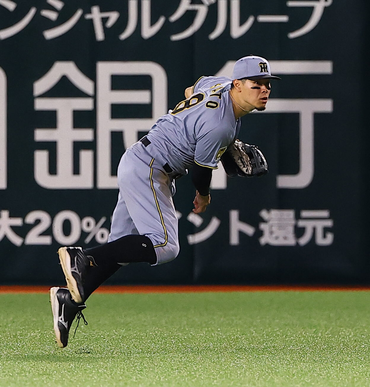 ソフトバンク対阪神　7回裏ソフトバンク2死二塁、佐藤輝明は牧原大成の打球を本塁へ好送球するも野村勇の生還を許す（撮影・上田博志）