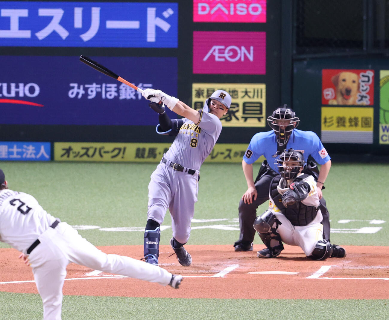 ソフトバンク対阪神　6回表阪神1死、佐藤輝明は右前打を放つ（撮影・梅根麻紀）