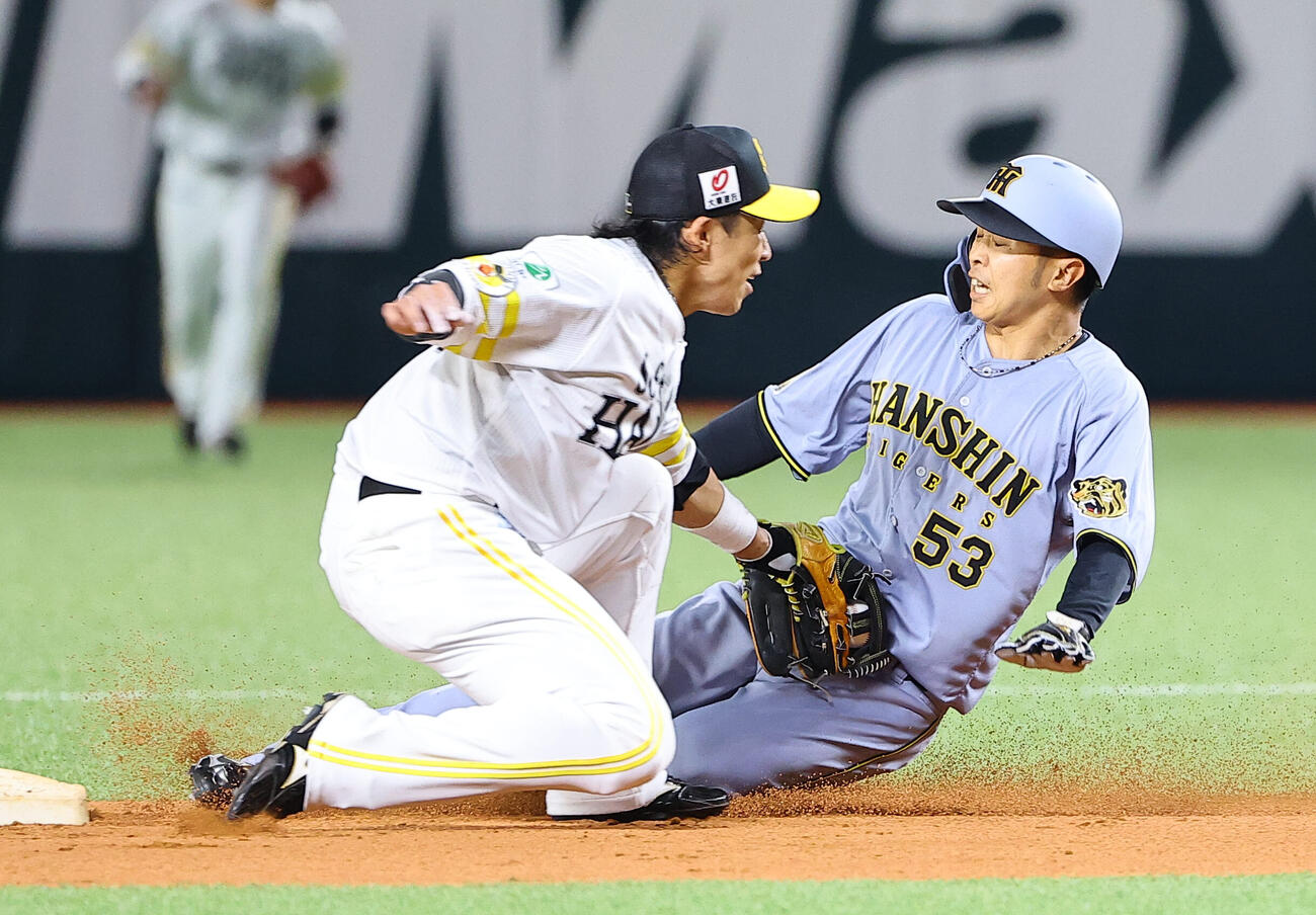 ソフトバンク対阪神　6回表阪神1死一、三塁、島田海吏は二盗に失敗する（撮影・上田博志）