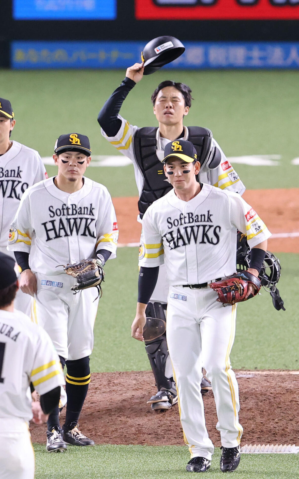 ソフトバンク対阪神　阪神に連勝しハイタッチをかわす海野隆司らソフトバンクナイン（撮影・梅根麻紀）