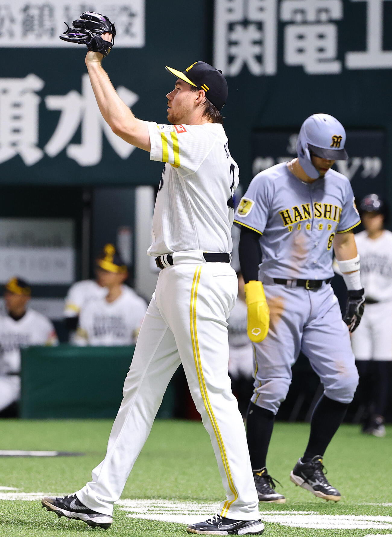ソフトバンク対阪神　6回表阪神1死一、二塁、前川右京の同点適時打で佐藤輝明（右）の生還を許すスチュワート・ジュニア（撮影・上田博志）