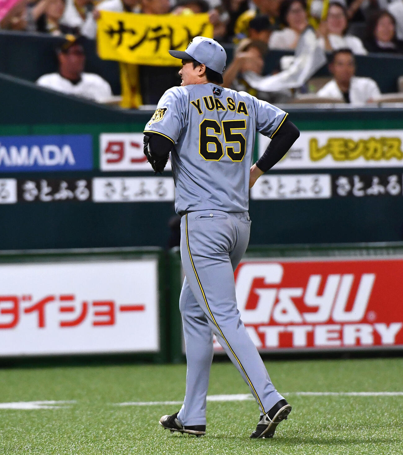 ソフトバンク対阪神　6回裏終了後、足を気にしながらベンチへ戻る湯浅京己（撮影・岩下翔太）
