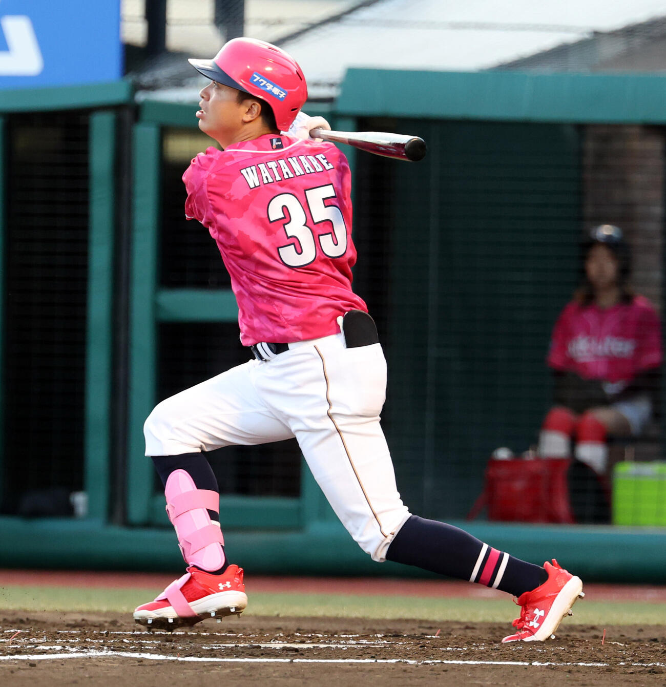 楽天対巨人　1回裏楽天1死一、二塁、渡辺佳明は適時二塁打を放つ（撮影・浅見桂子）