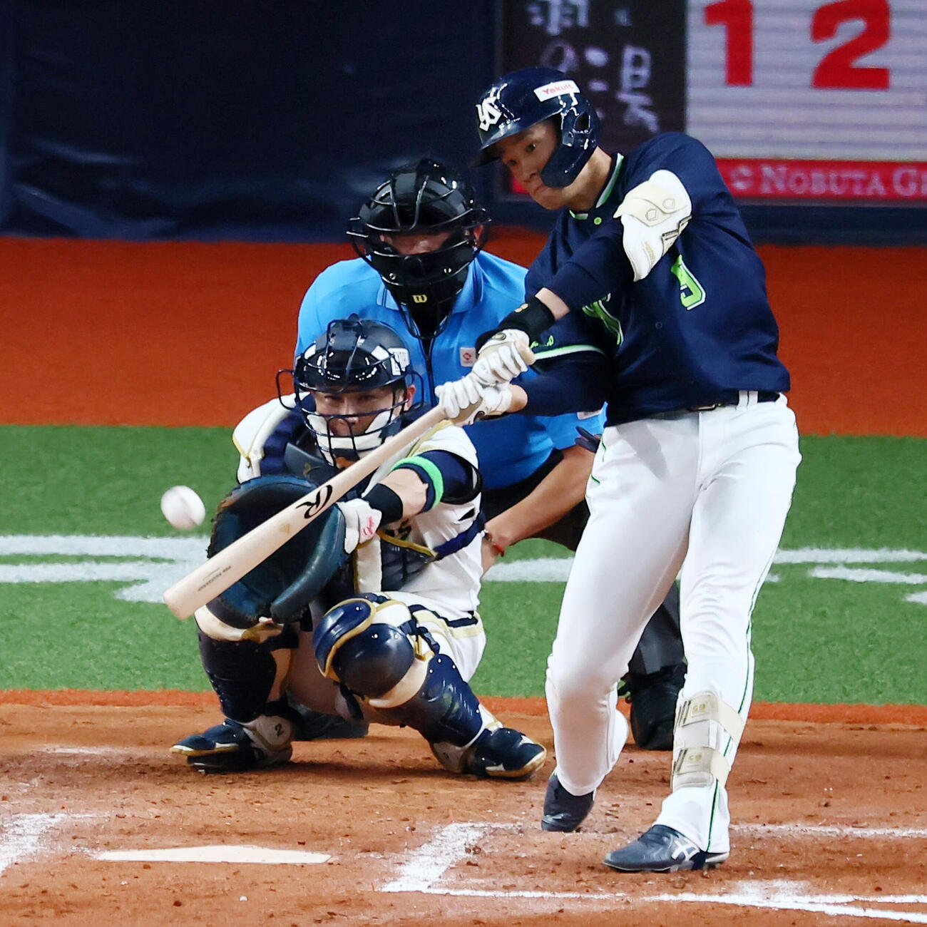 オリックス対ヤクルト　9回表ヤクルト2死、塩見泰隆は右越えソロ本塁打を放つ（撮影・加藤哉）