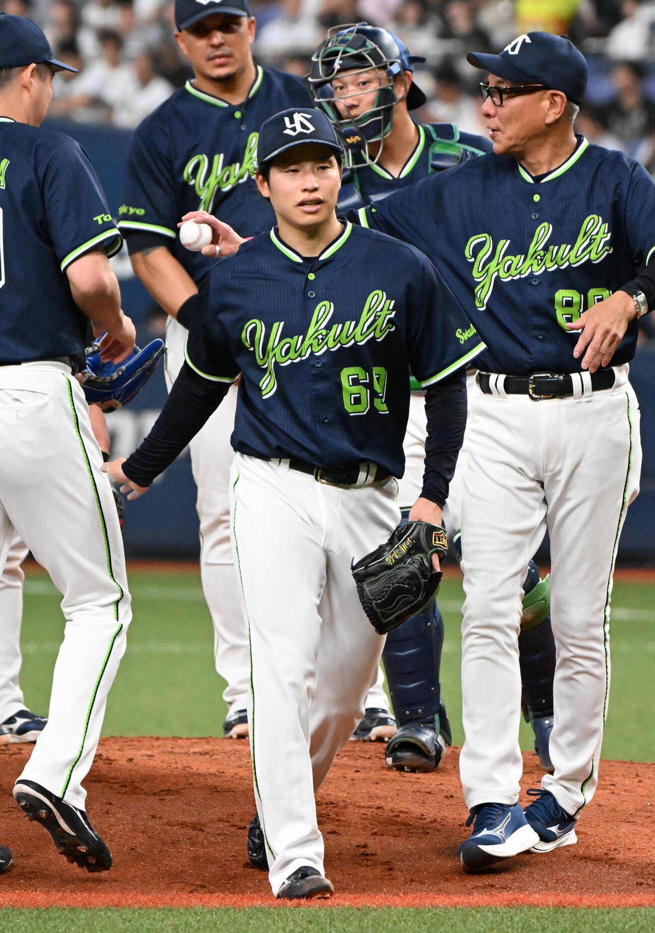 オリックス対ヤクルト　5回裏途中で降板するヤクルト下川隼佑（中央）。右は池山隆寛監督（撮影・石井愛子）