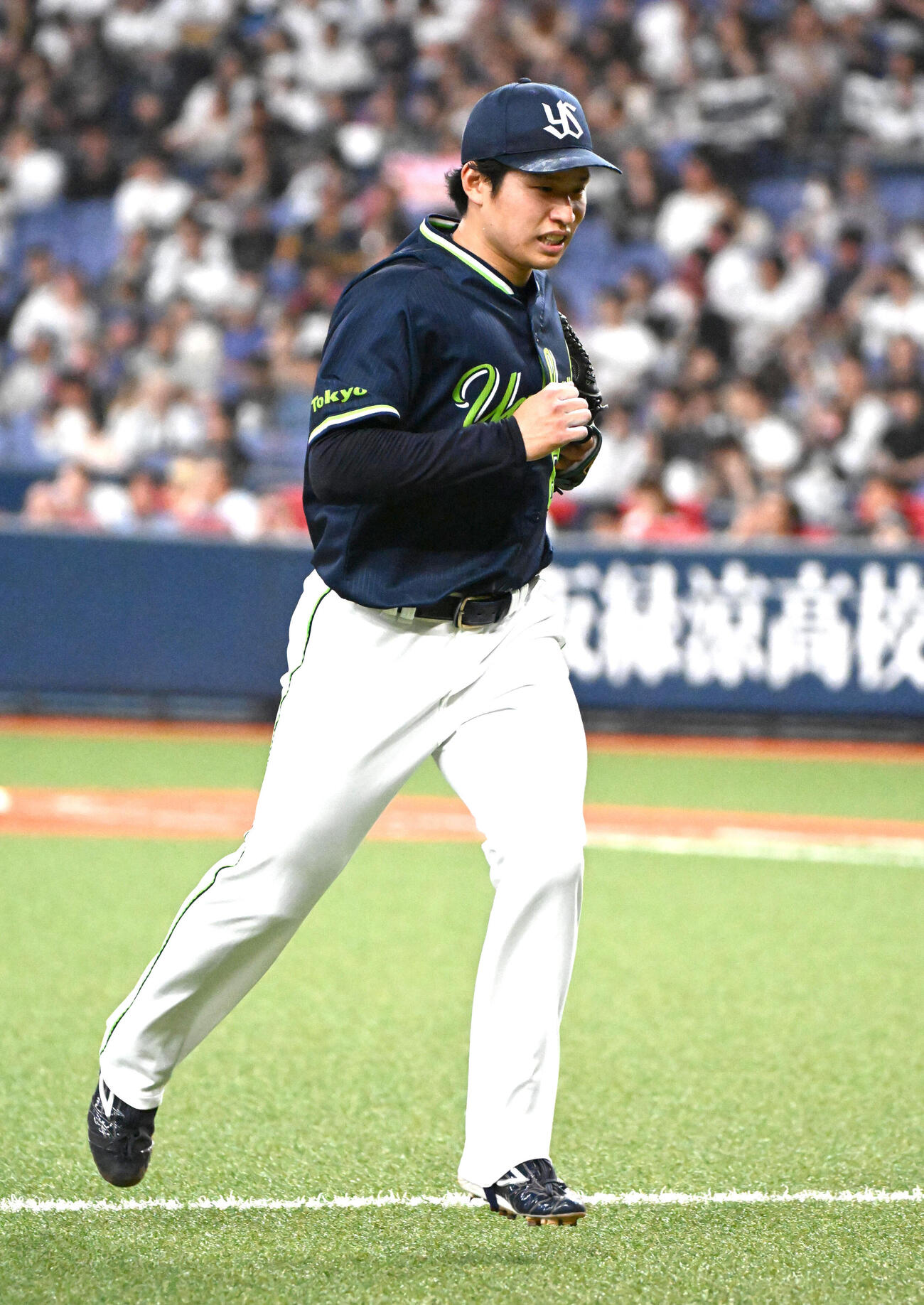 オリックス対ヤクルト　5回裏途中で降板するヤクルト下川隼佑（中央）。右は池山隆寛監督（撮影・石井愛子）
