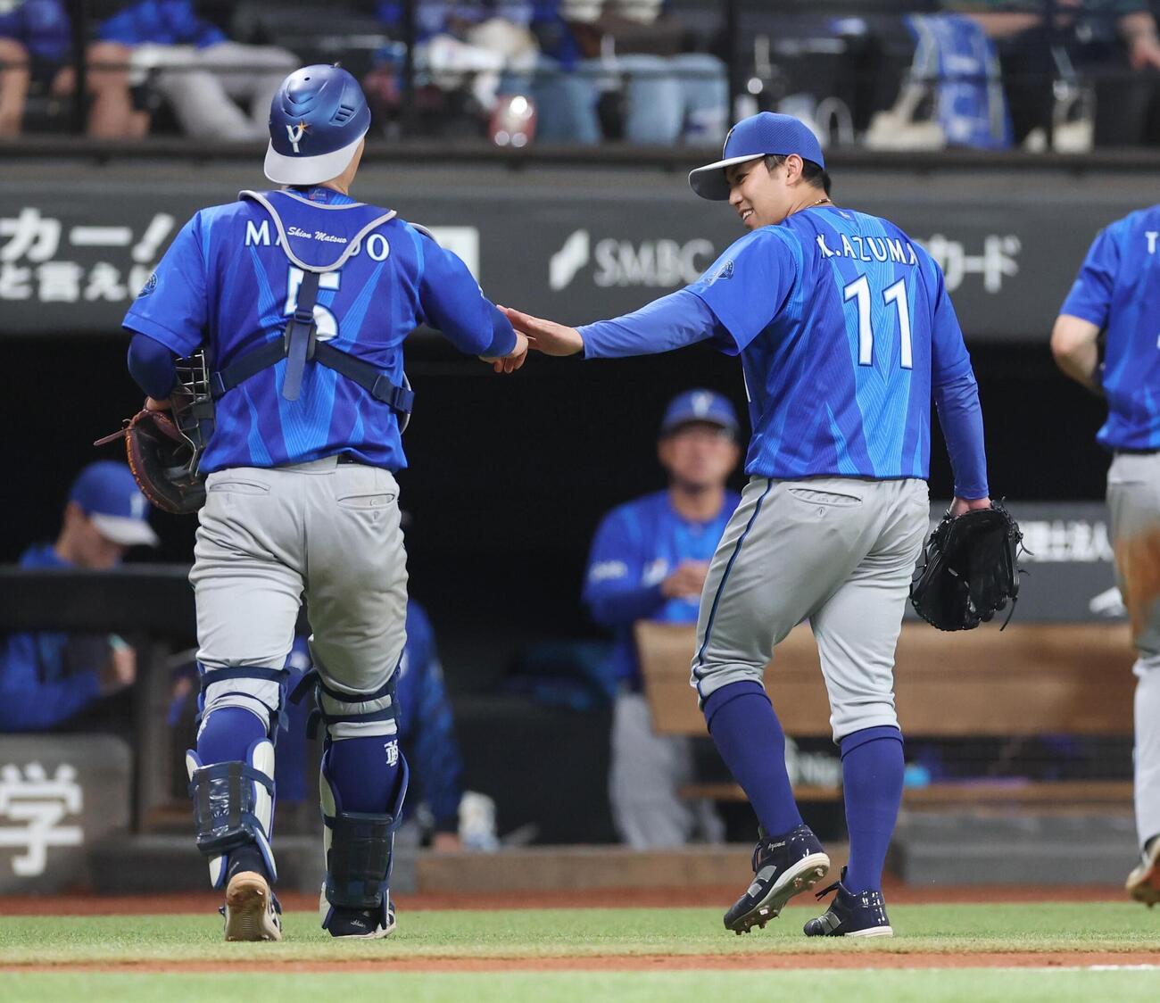 日本ハム対DeNA 5回裏、無失点に抑え松尾汐恩（左）とタッチする東克樹（撮影・黒川智章）