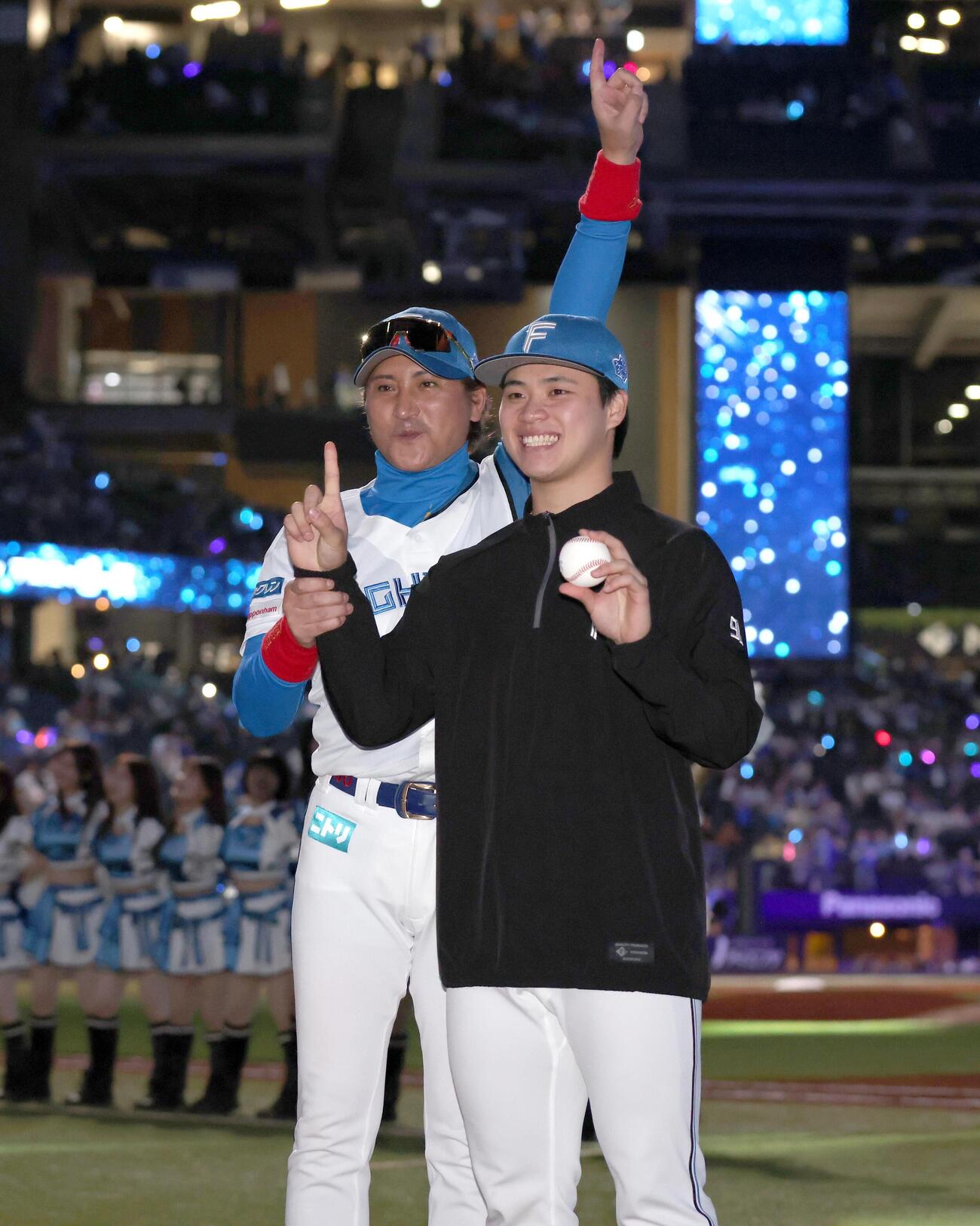 日本ハム対DeNA　プロ初勝利を挙げ新庄剛志監督（左）から祝福される孫易磊（撮影・黒川智章）