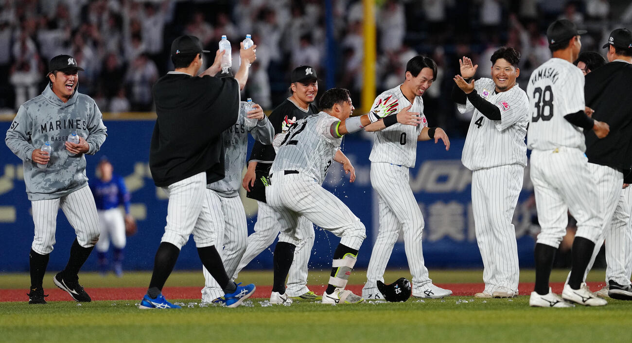 ロッテ対中日　10回裏ロッテ2死一、三塁、サヨナラ打を放った佐藤都志也（中央）はナインから手洗い祝福を受ける（撮影・鈴木みどり）