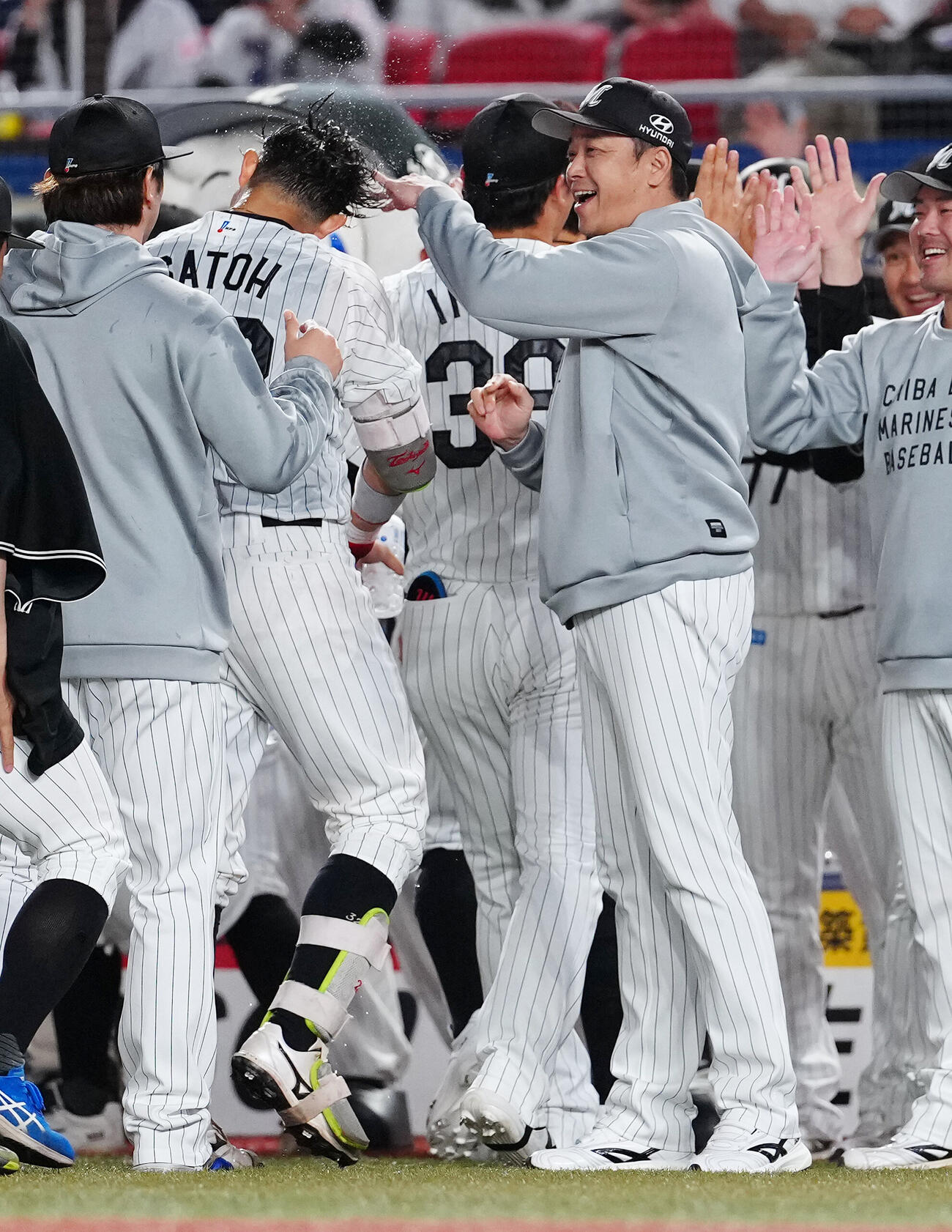 ロッテ対中日　10回裏にサヨナラ打を放った佐藤都志也を笑顔で迎えるロッテのサブロー監督（中央右）（撮影・鈴木みどり）＝2026年6月11日