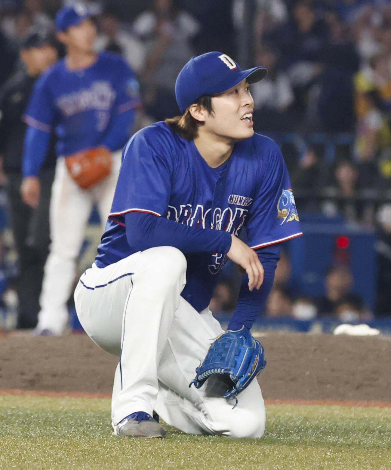 10回、ロッテ・佐藤にサヨナラ打を許し、膝をつく中日・伊藤（共同）