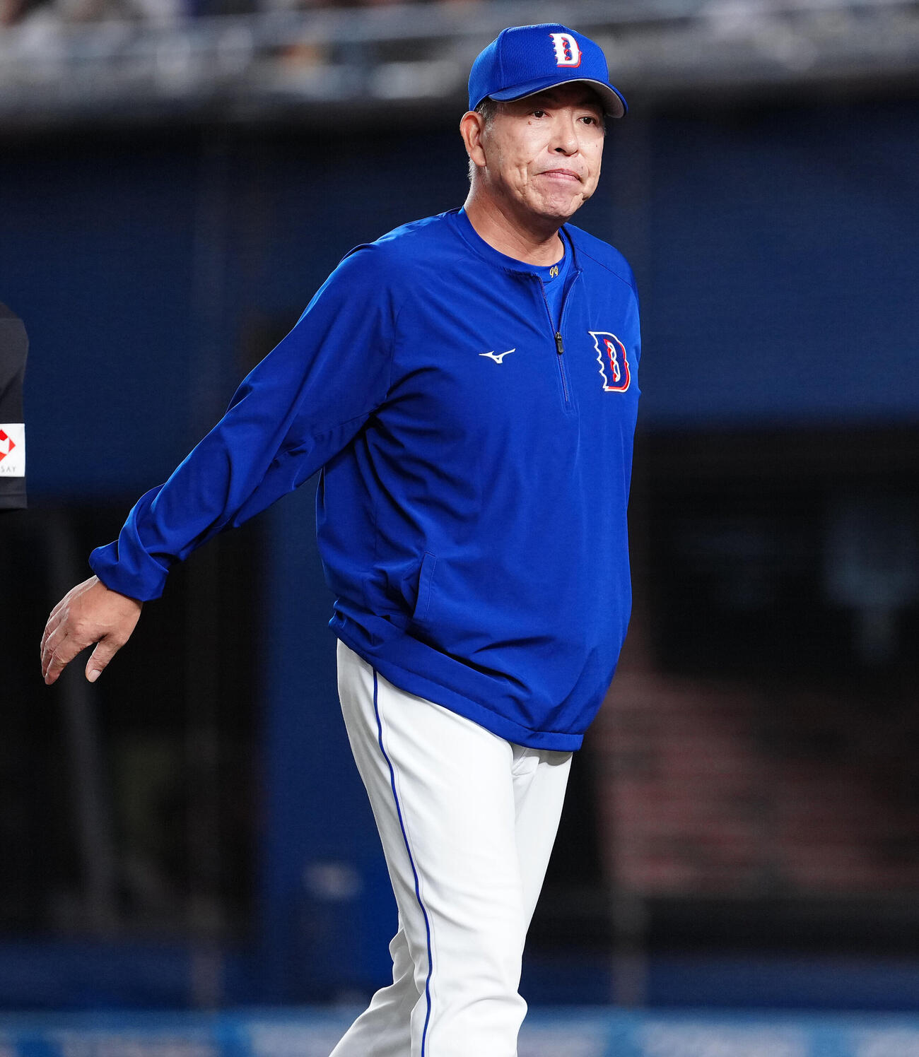 ロッテ対中日　10回裏の選手交代を告げ、ベンチへ戻る中日井上一樹監督（撮影・鈴木みどり）＝2026年6月11日