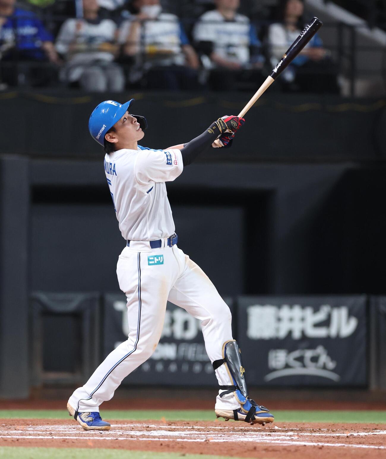 日本ハム対DeNA 6回裏日本ハム1死満塁、犠飛を放つ野村佑希（撮影・黒川智章）