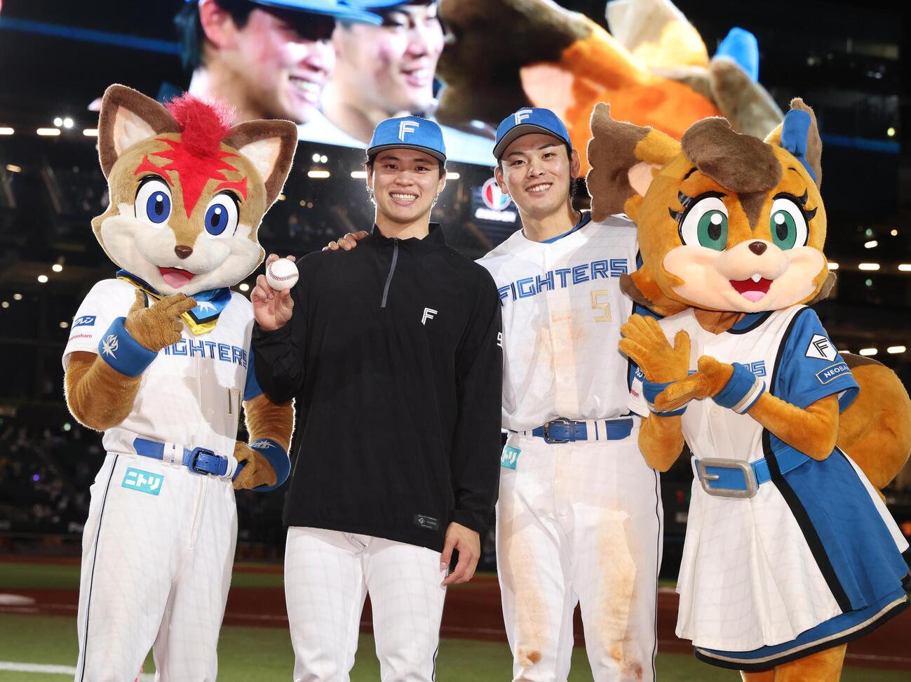 日本ハム対DeNA　試合後、笑顔で写真に納まる孫易磊（左）と野村佑希（撮影・黒川智章）