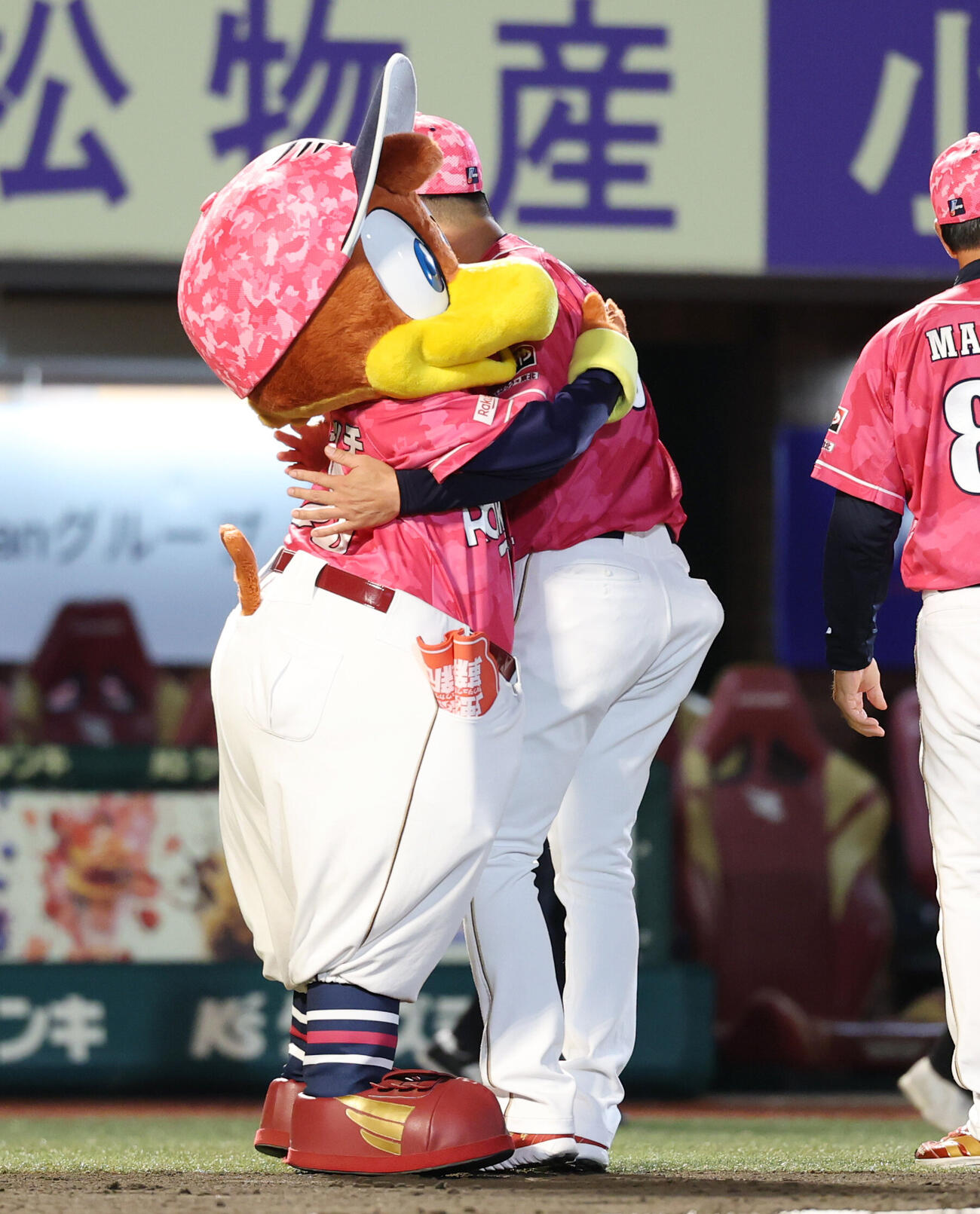楽天対巨人　初勝利しクラッチと抱き合う楽天塩川達也監督代行（撮影・増田悦実）＝2026年6月11日