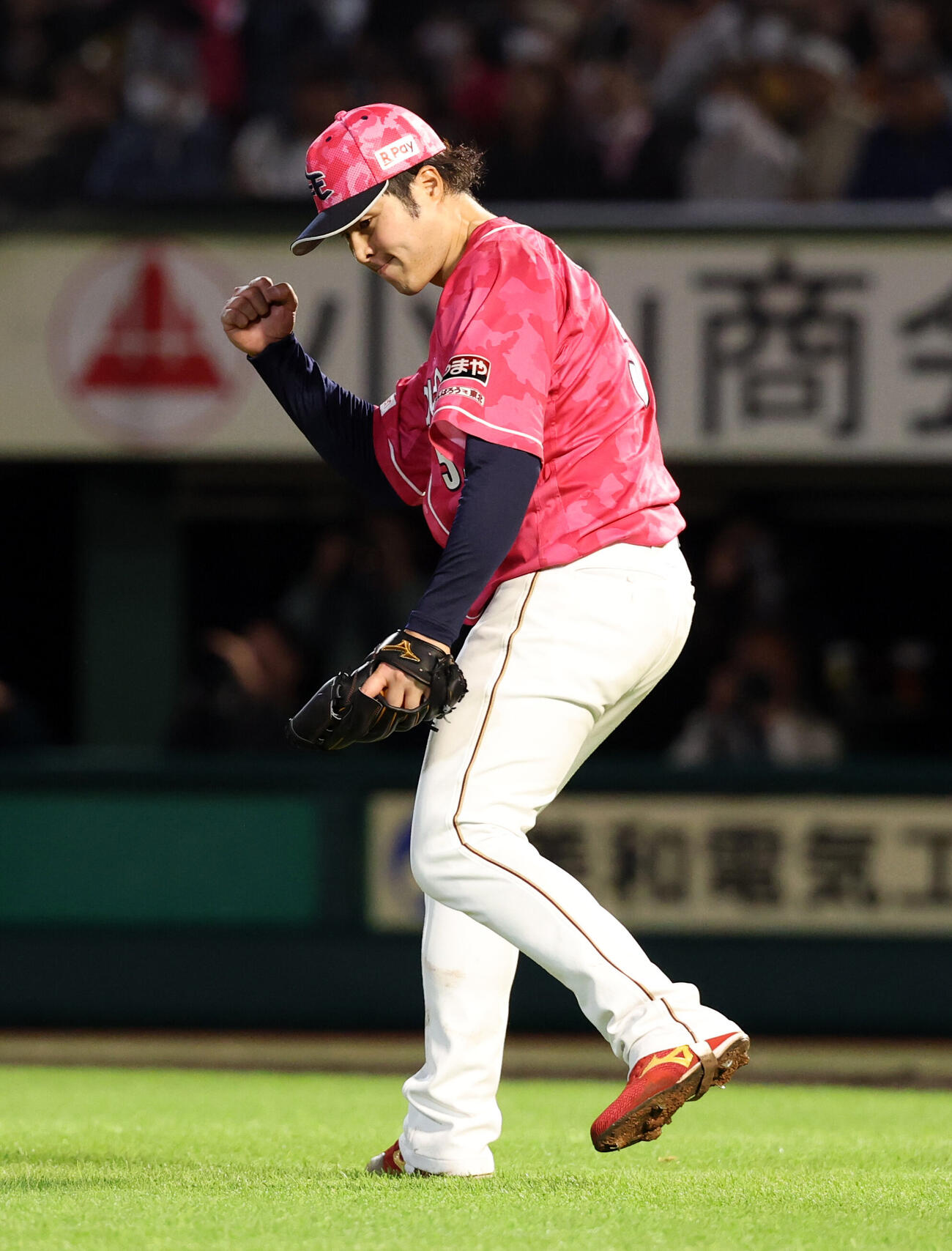 楽天対巨人　8回表巨人の攻撃を抑えガッツポーズする滝中瞭太（撮影・浅見桂子）＝2026年6月11日